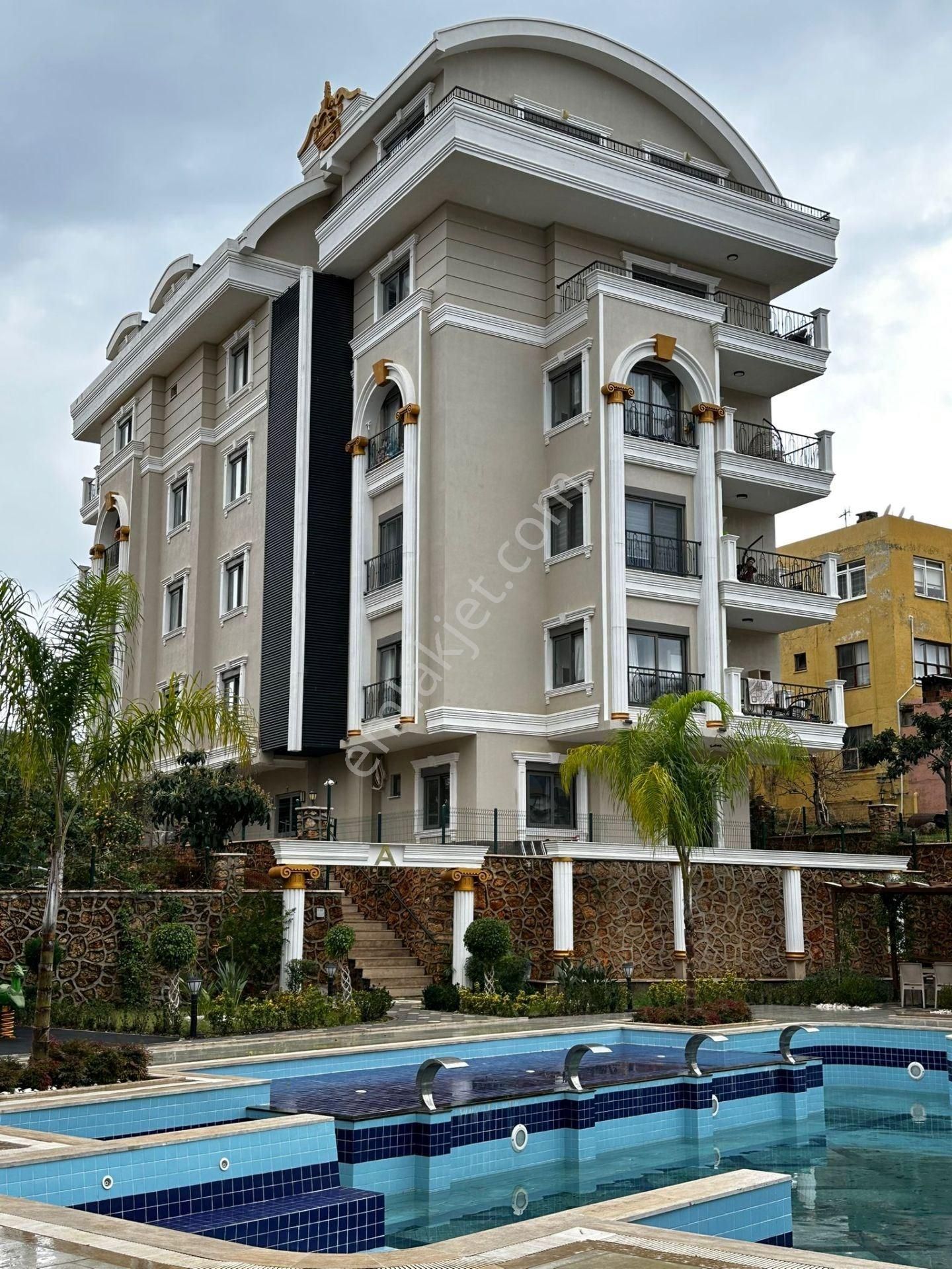 Alanya Oba'da Aile Yaşamına Uygun Geniş 4+1 Eşyalı Daire