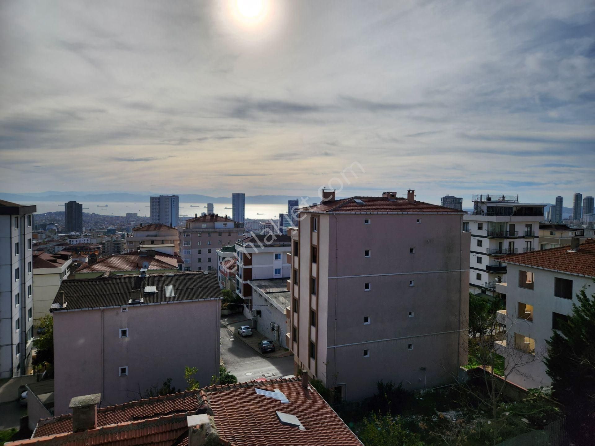 Kartal Metro'ya Yakın Deniz Manzaralı Şömineli Satılık Çift Daire