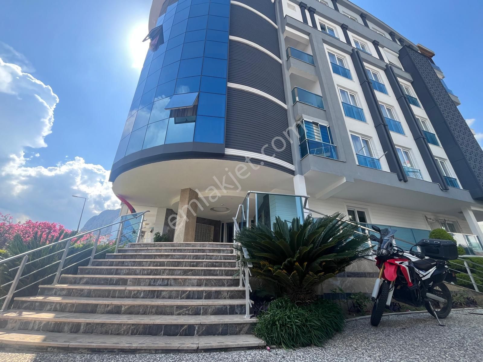 Hurma Merkez De Havuzlu Site İçi 2.kat 1+0 Residence Daire
