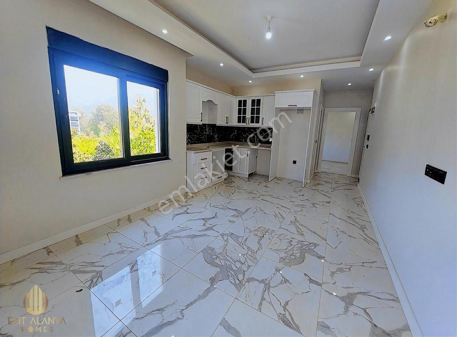 Alanya Oba'da Satılık Cadde Cepheli Havuzlu 1+1 Daire