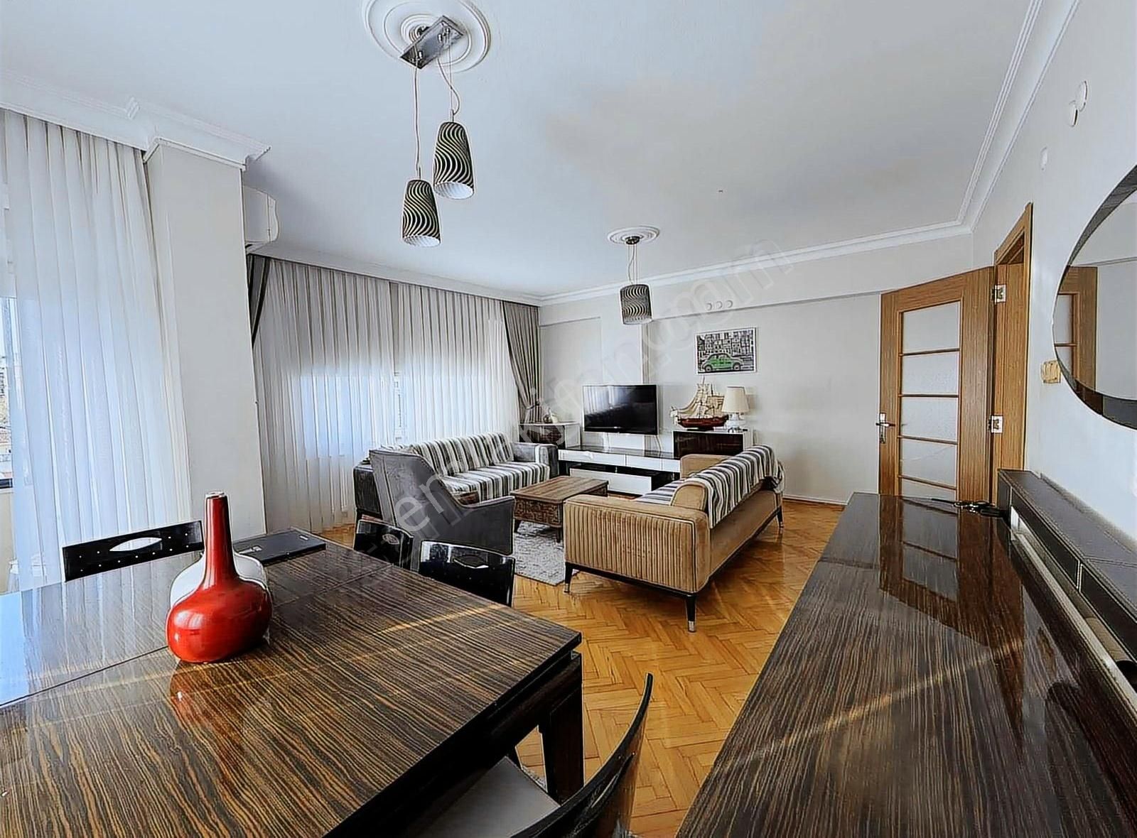 Maltepe Merkez'de 3+1 Deniz Manzaralı 135m2 Otopark Çift Balkon