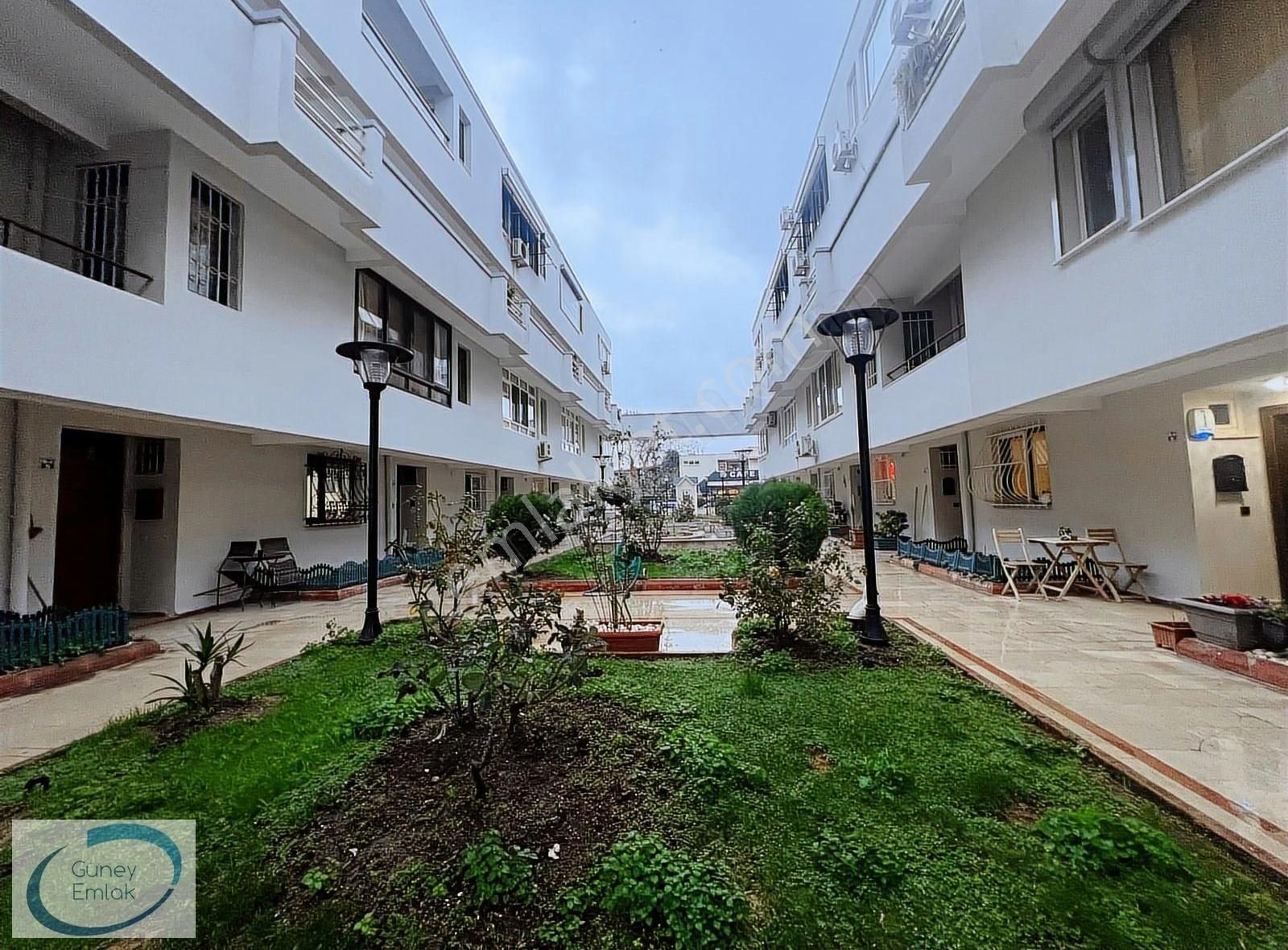 Yeşilköy Toplu Konutlar'da 5+1 Üst Triblex Satılık