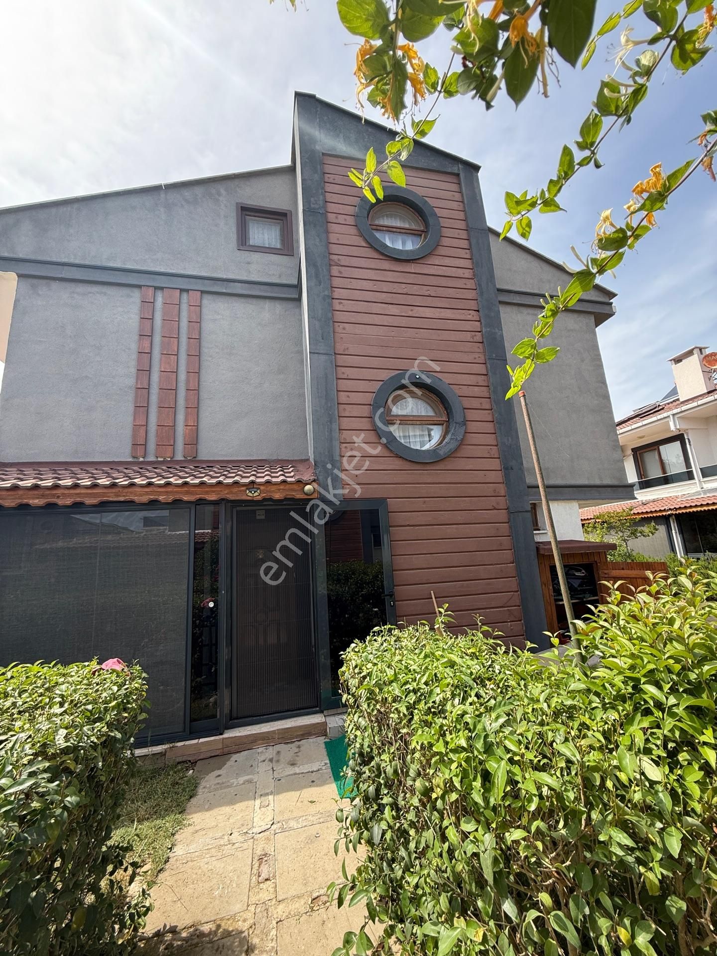 Marmara'dan Saros Yayla Sahili Satılık Tripleks Villa