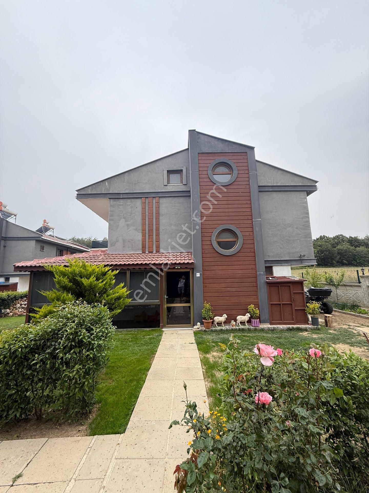 Marmara'dan Yayla Danişment Sahili Satılık Tripleks Villa