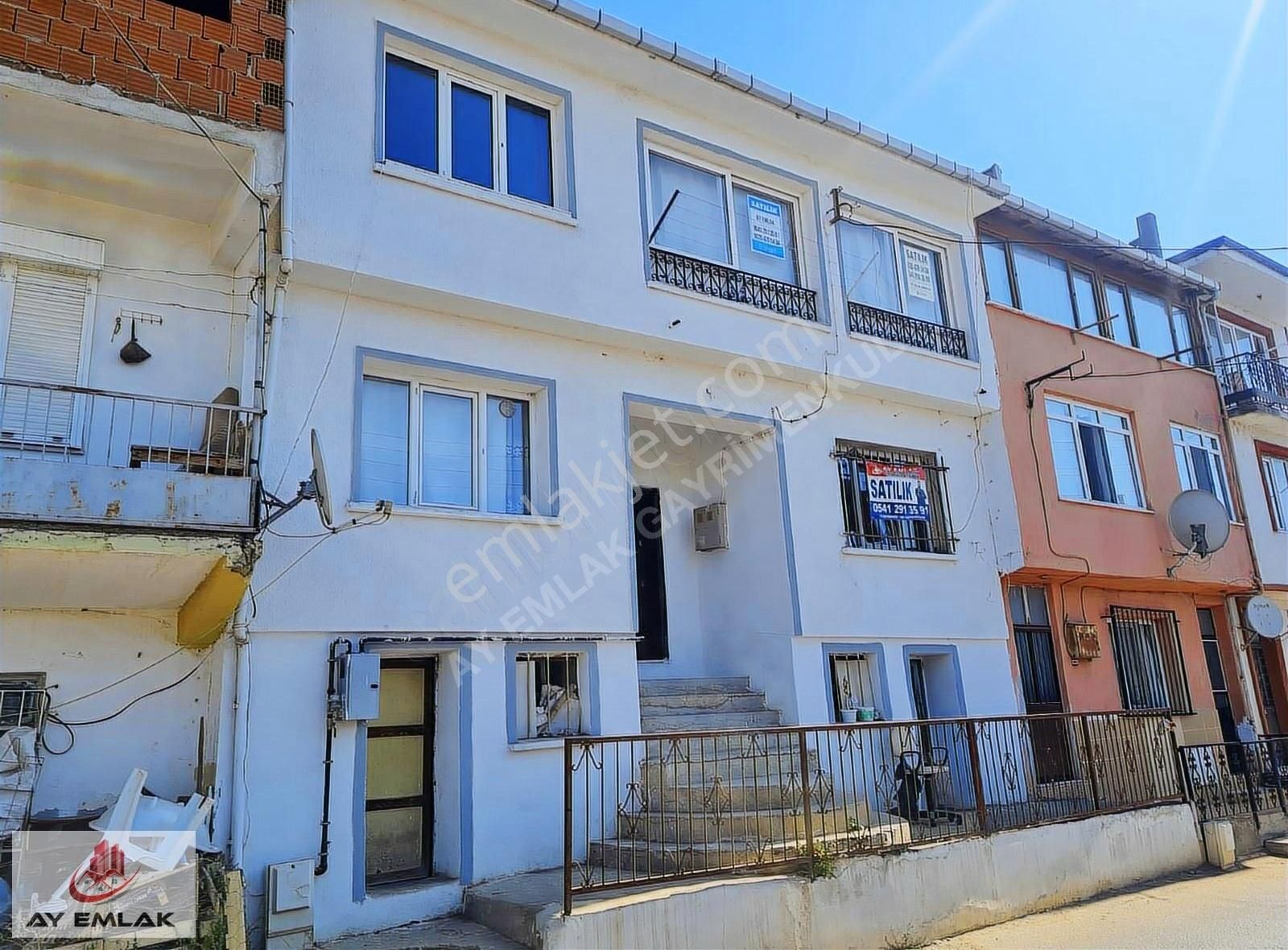 Ay Emlak'tan Armutlu İlçe Merkezinde Komple Satılık Müstakil Ev