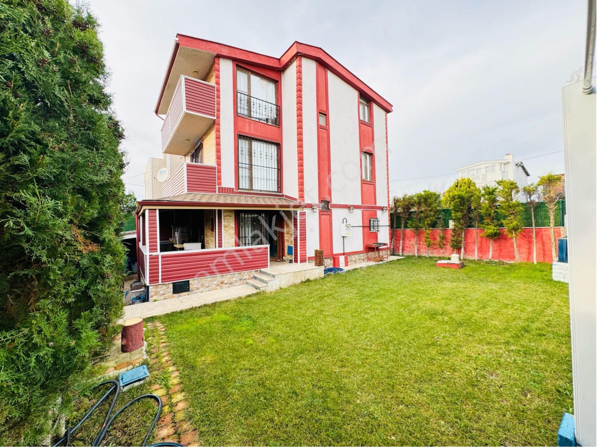 Ata Gayrimenkul,den Havuzlu 5+1 Geniş Manzaralı Lüks Villa