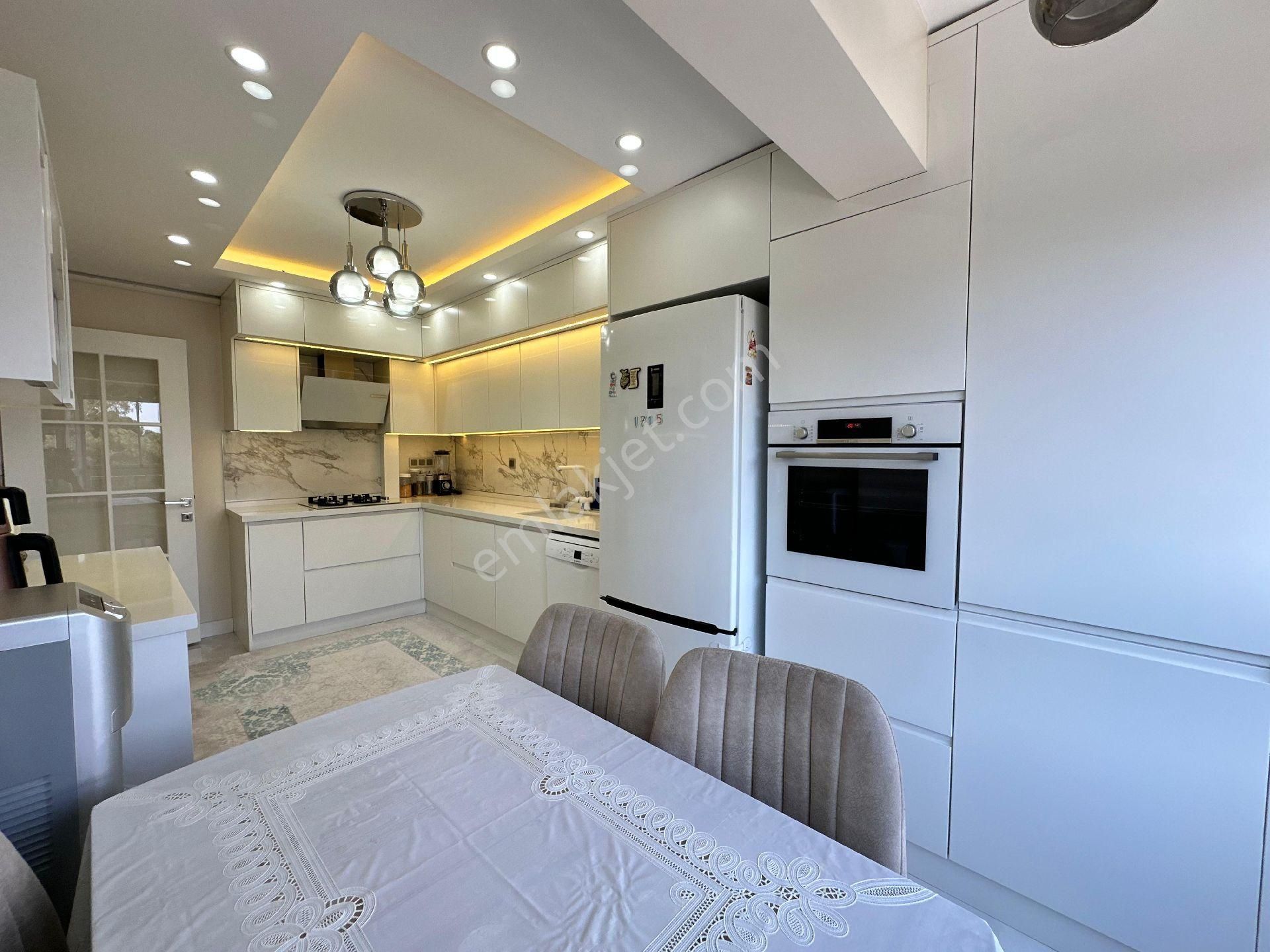 Manisa 2.anafartalar Mah. Satılık 3+1 Asansörlü Full Lüx Arakat Daire