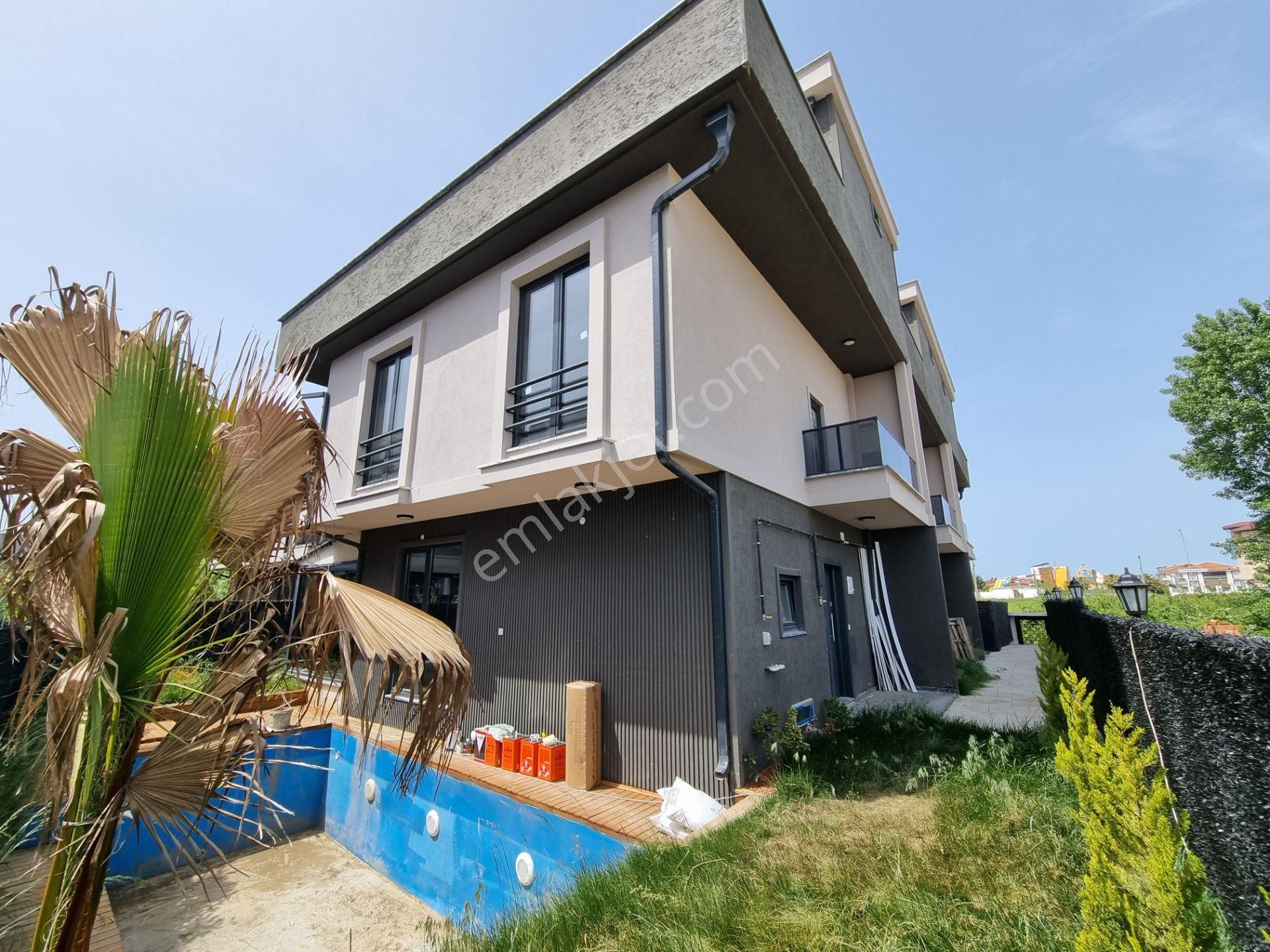 Butik Sitede Müstakil Havuzlu Ve Müstakil Bahçeli 4+1 Villa