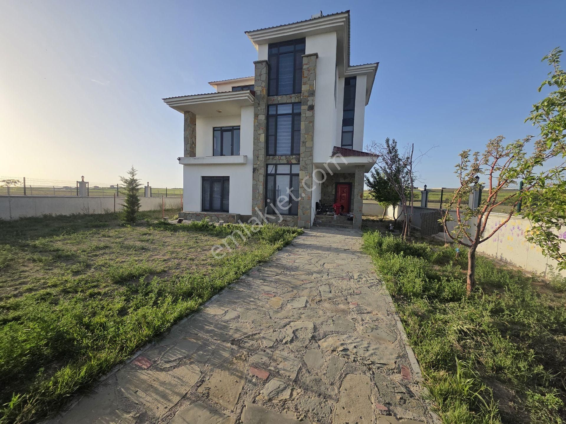 Tuşba Bardakçı'da Satılık Tripleks Villa