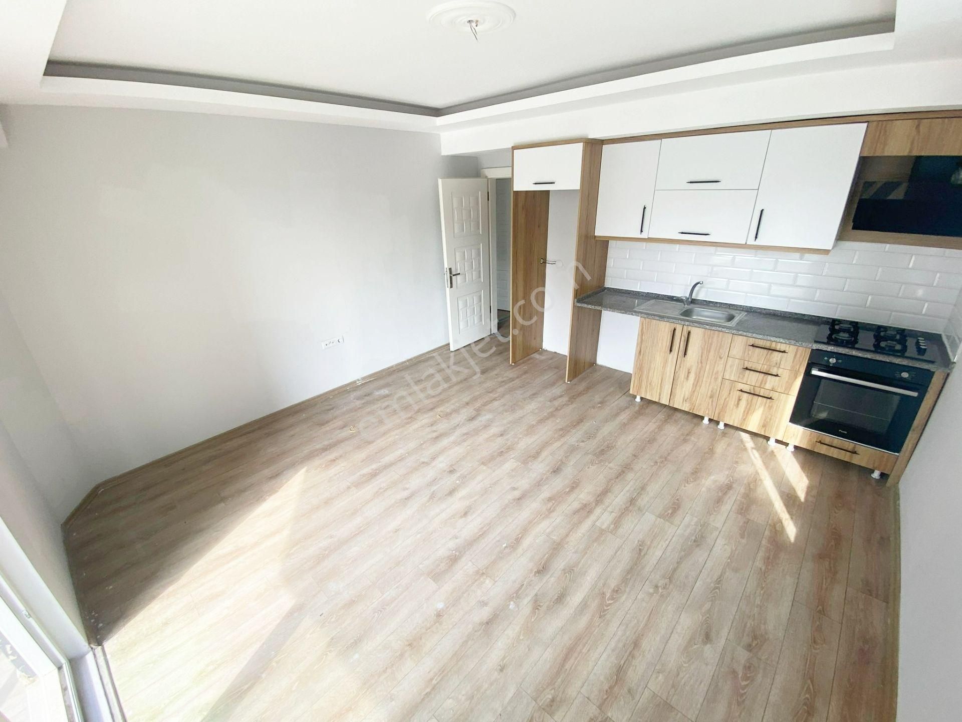 Zirve'den Edremit Meydanda Satılık Ön Cephe Ara Kat 3 Yaşında 2+1 Daire