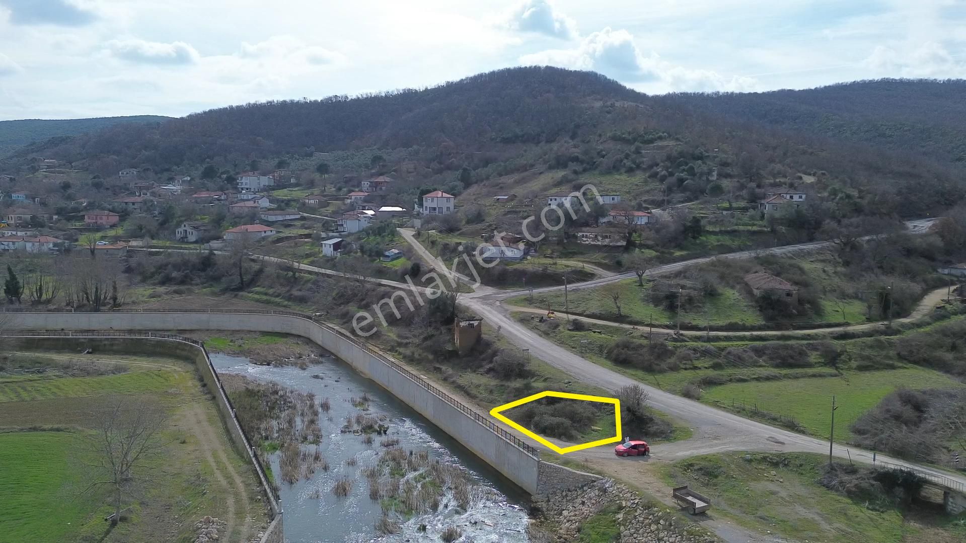 362 M2 Köy İmar Sınırları İçerisinde Dereye Cephe Sebze Bahçesi
