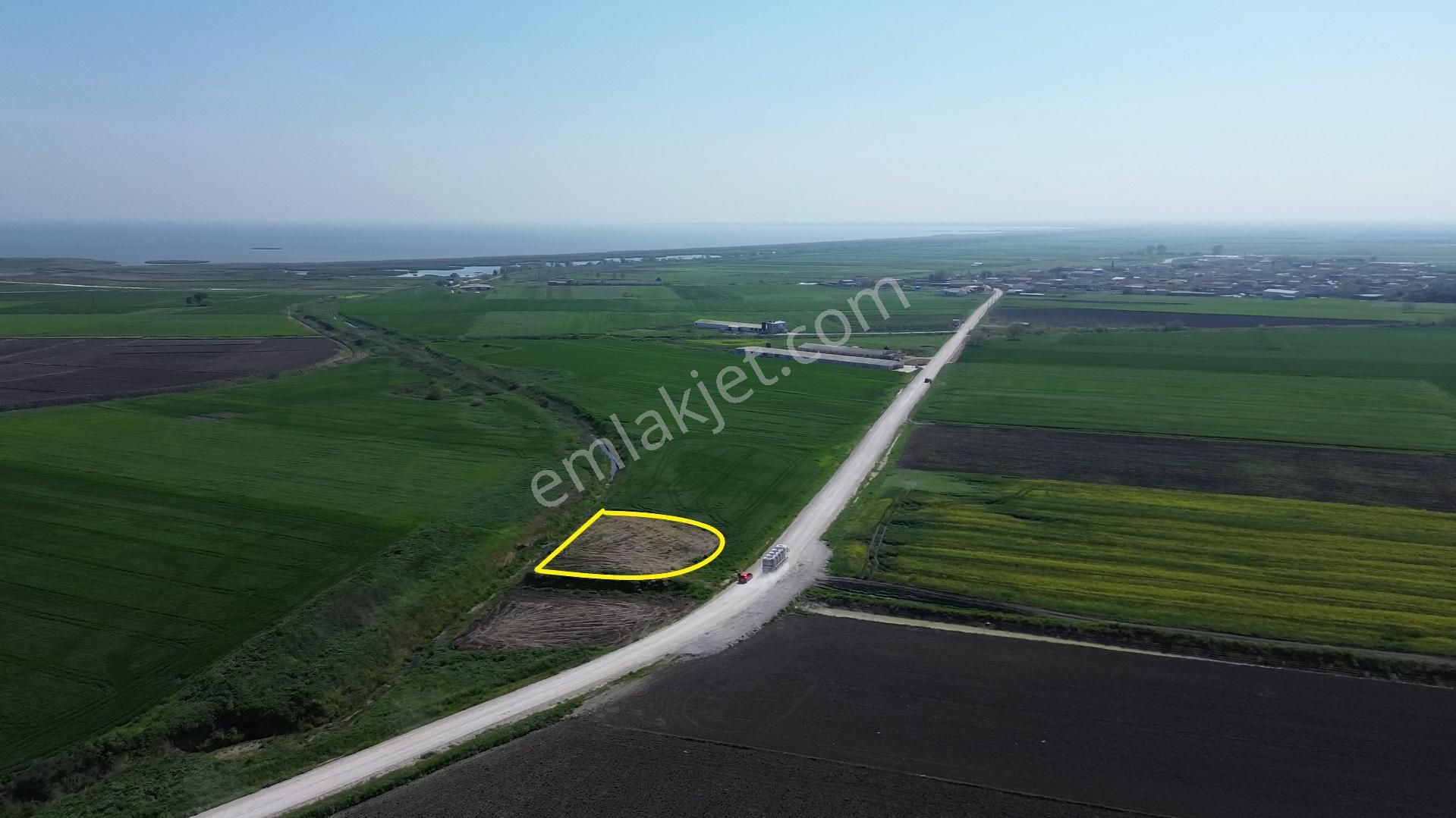 599 M2 Asfalta Cephe Köye Yakın Hobi Bahçesi