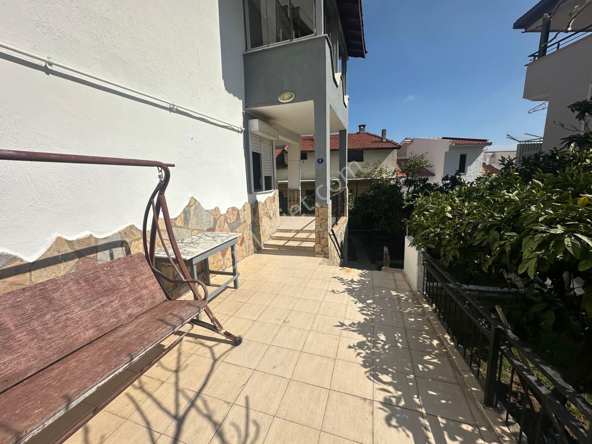 Urla İskelede Özel Bahçeli Ve Geniş Balkonu Olan Kiralık 2+1