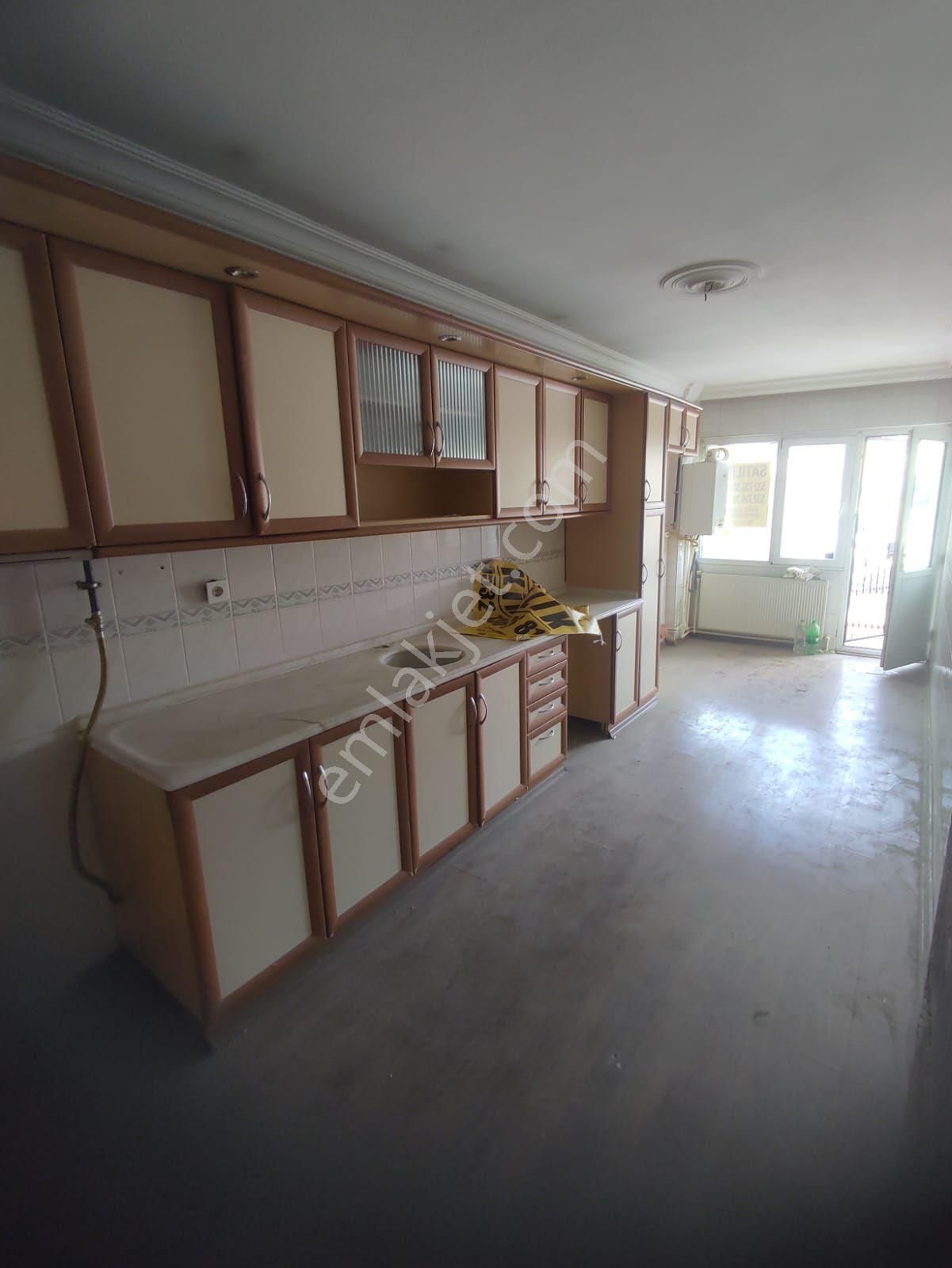 Menderes Mahallesinde Satılık Cadde Üzeri 3+1 Daire