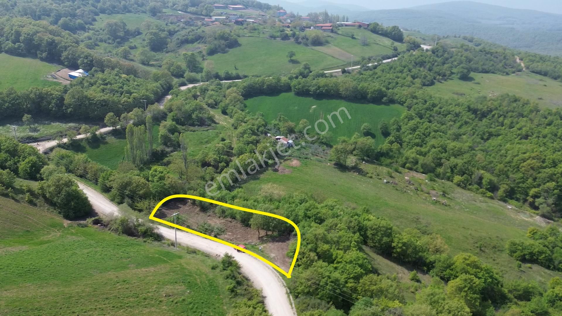 1.800 M2 Çeşmesi İçinde Asfalta Cephe Köye Yakın Tarla