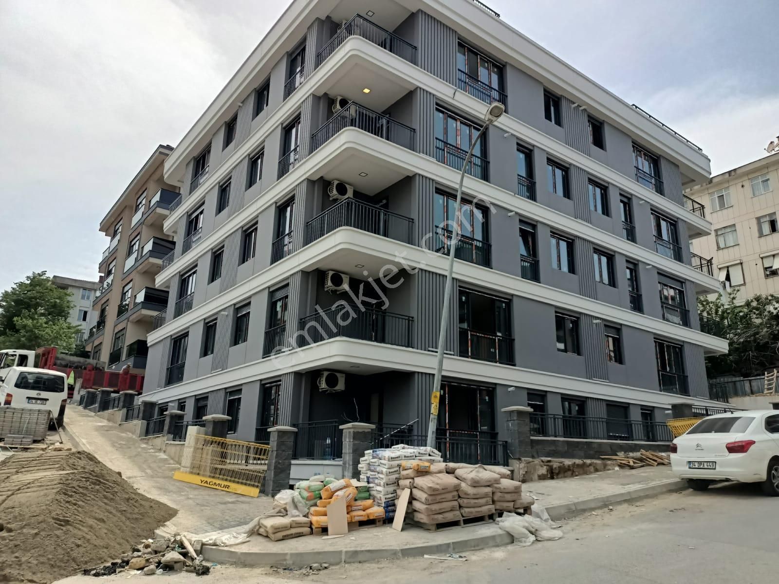 Acıbadem 'de Sıfır Bina 'da 2.5+1 Satılık Daire