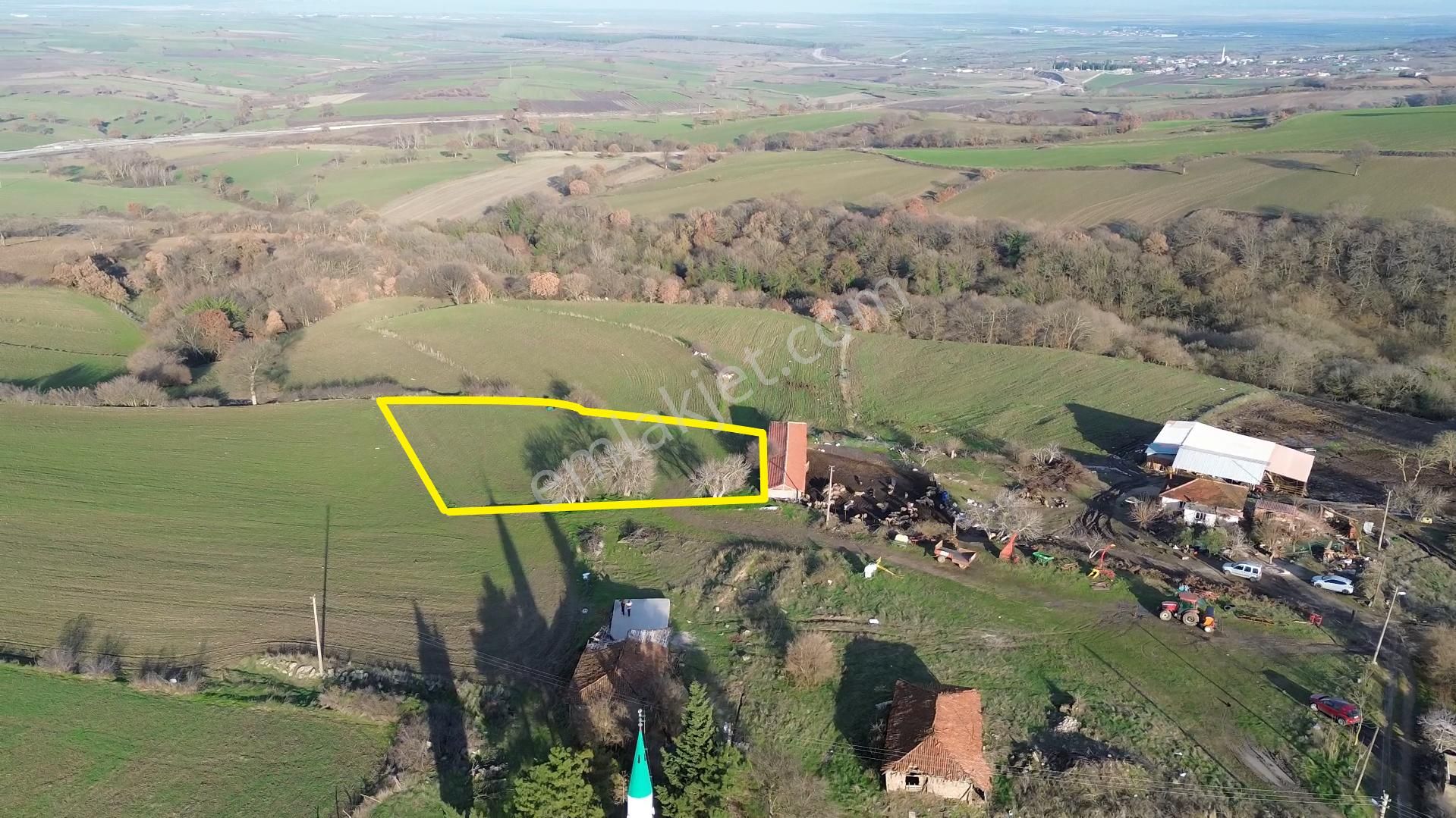 2.200 M2 Resmi Yola Cephe Köyün Dibinde Tarla