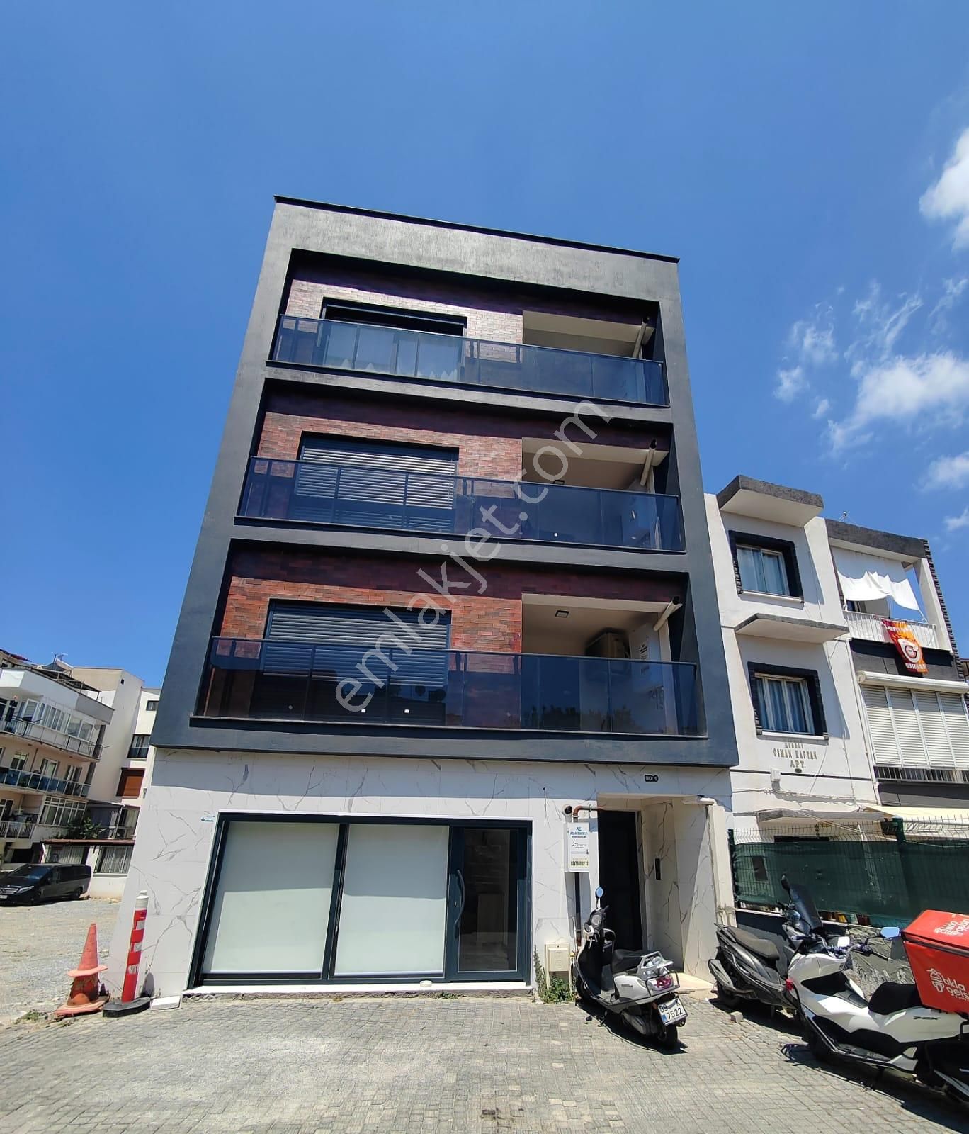 Kuşadası Merkezin'de Eşyalı Sıfır 1+1 Daire