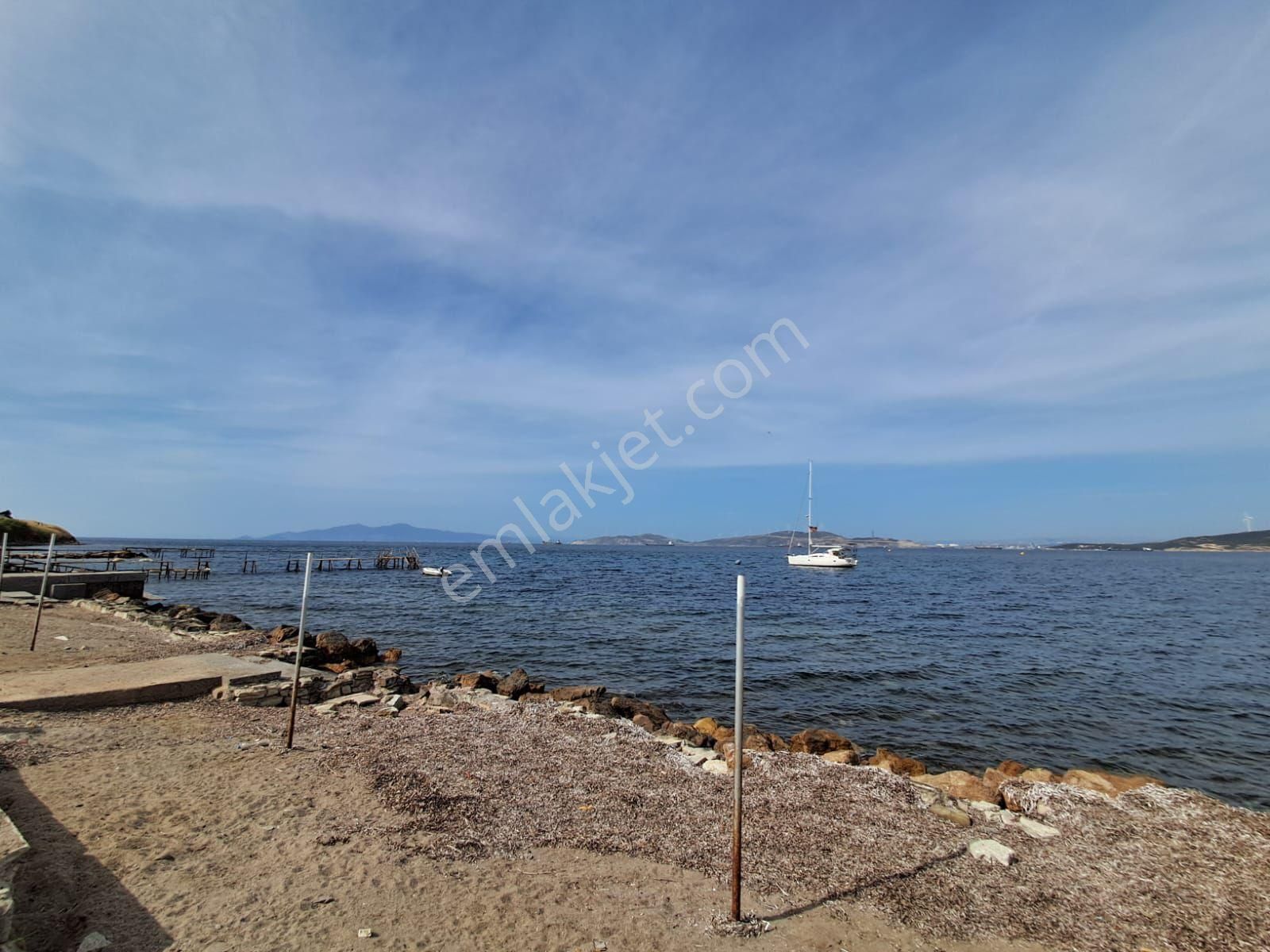 Yeni Foça’da Denize Sıfır Sezonluk Kiralık Tripleks Yazlık