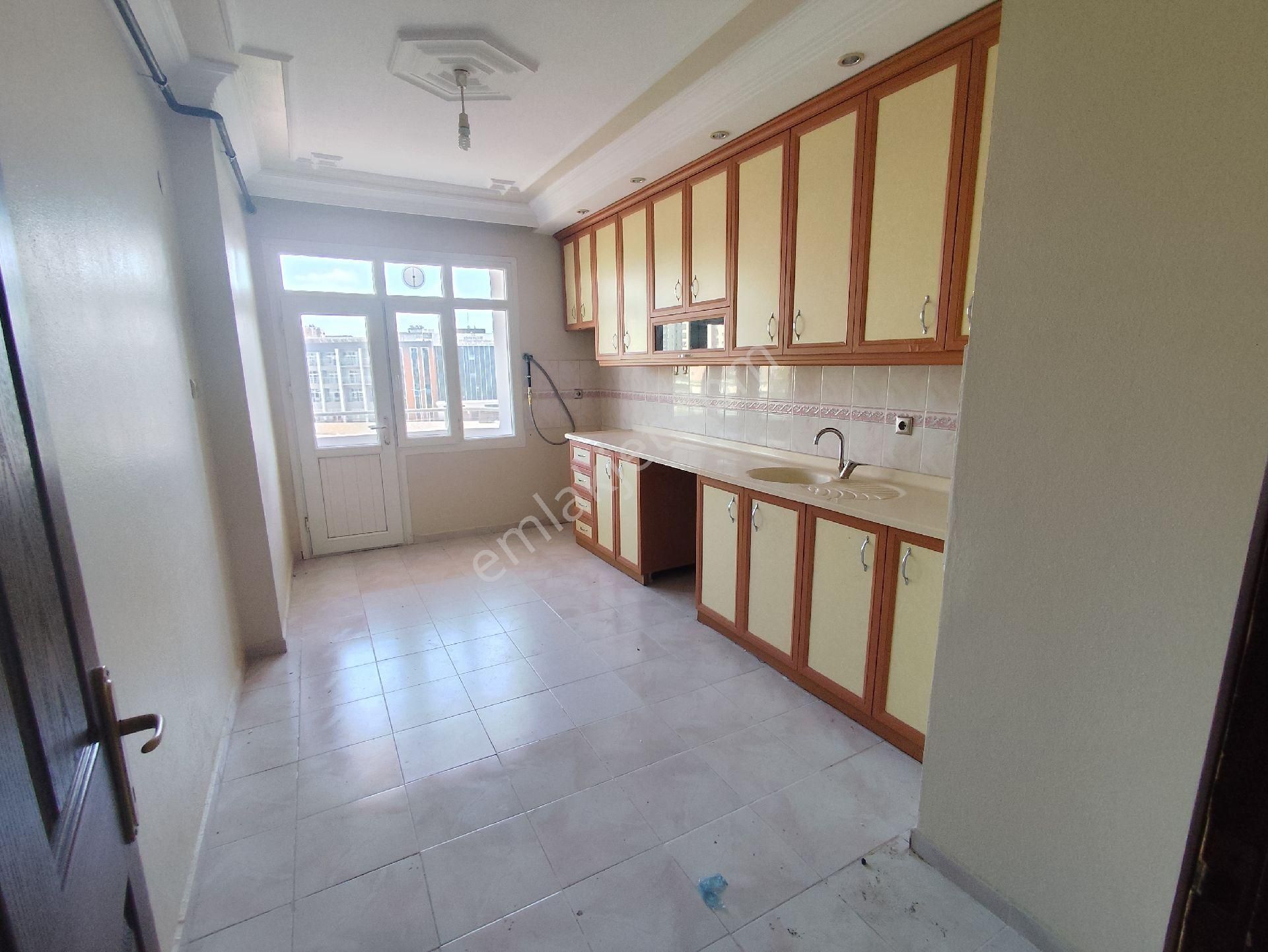 Huzur Evlerinde 3+1kapali Mutfakli Park Manzarali Genis Oturumlu Yillik 200.000tl