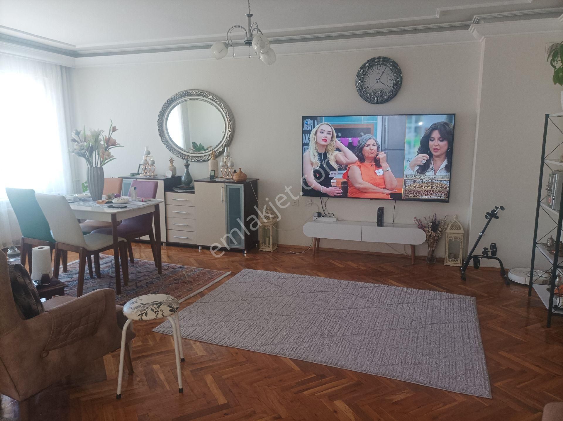 Barış Emlak'tan Umurbey'de Ara Kat 3+1 Bakımlı Daire.