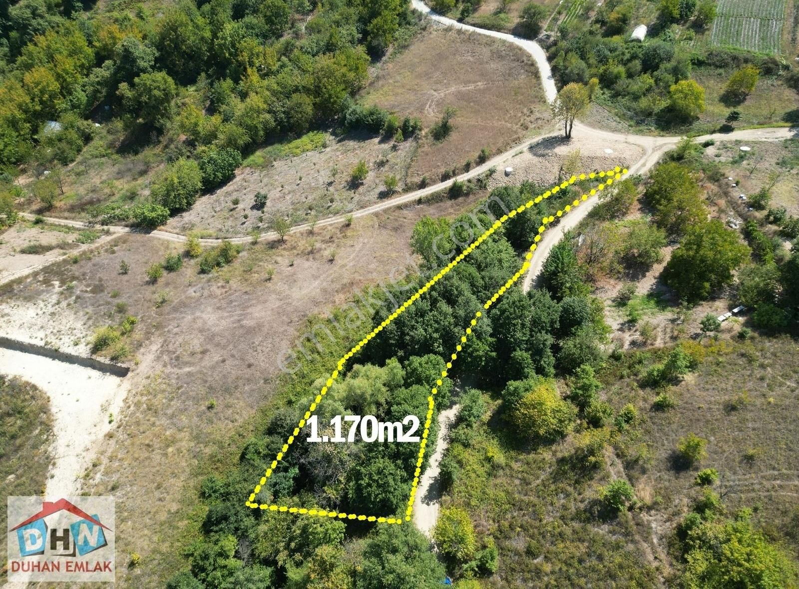 Duhan Emlak'tan Sermayecik Köyünde Yol Cepheli 1.170 M2 Tarla