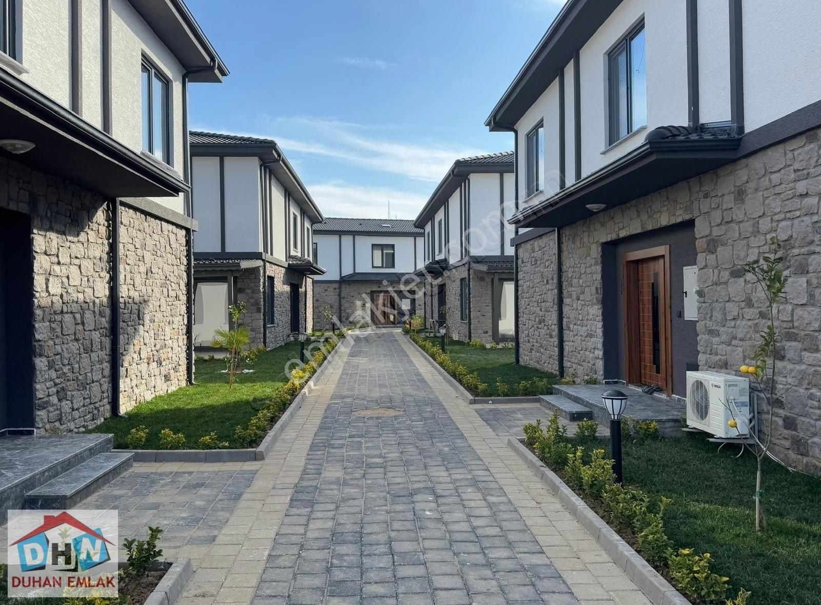 Yalova Duhan Emlak'tan Özden Mh.livapark Evlerinde Satılık Villa