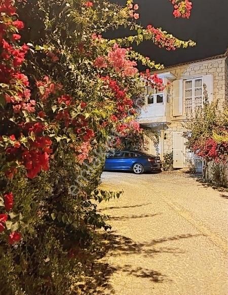 Alaçatı Yıllık Kiralık Bahçeli Taş Villa