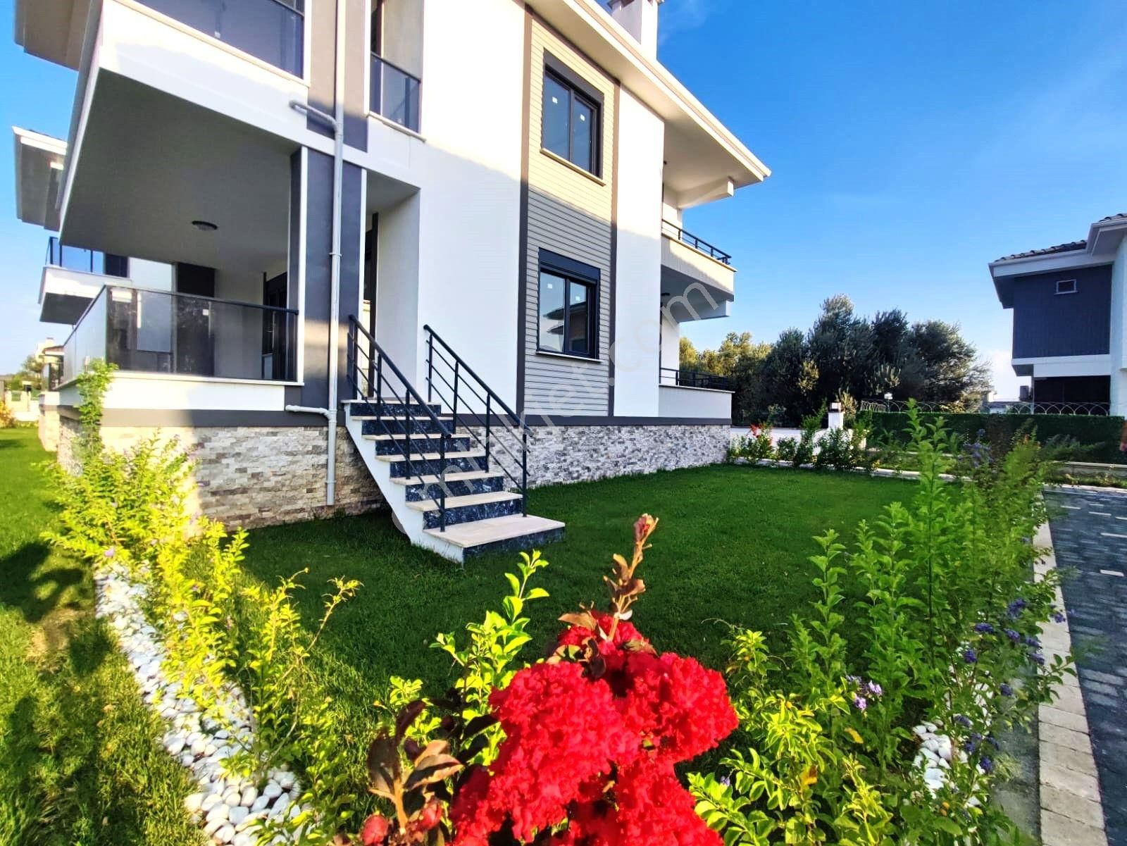 Güre'de Aygül'den Denize Çok Yakın Sıfır Ön Cephe Ayrı Mutfak Geniş Balkonlu Lüks 2+1 Satılık Daire