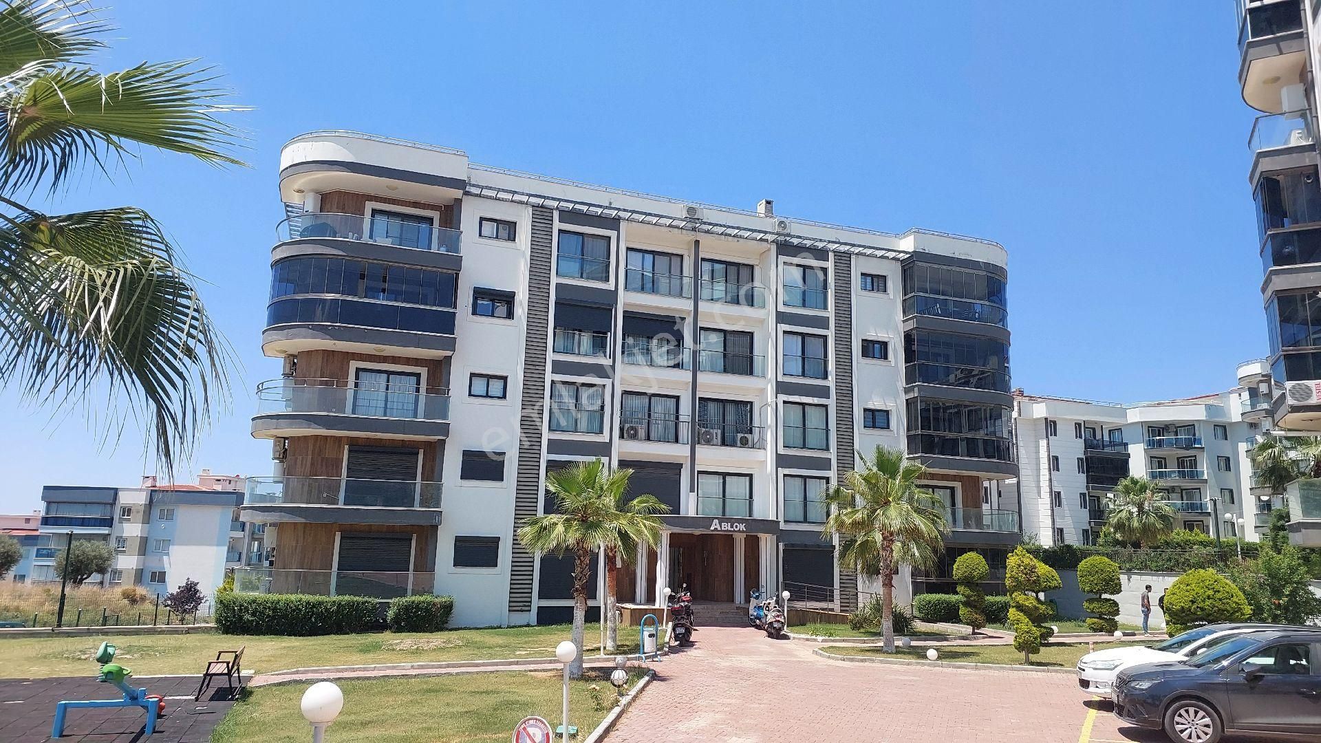Kuşadası Garaj Arkasında Havuzlu Saunalı Fitneslı Sitede Satılık 3+1 160 M2 Daire