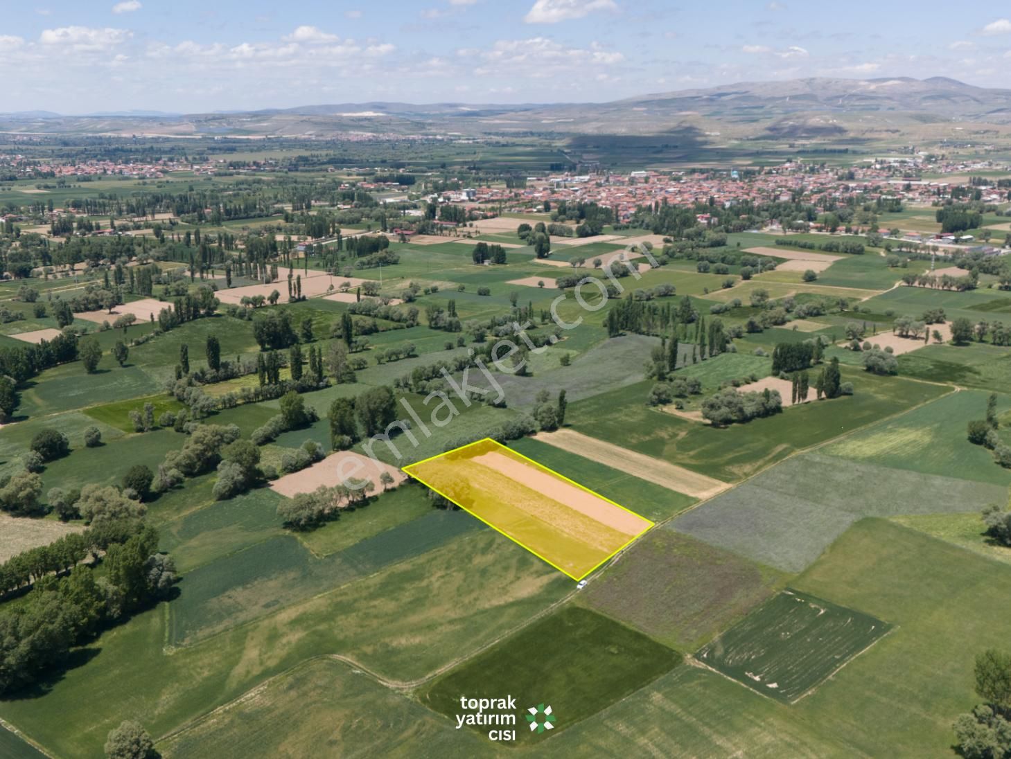 Toprak Yatırımcısı'ndan Sinanpaşa Akören'de 6000m² Tarla