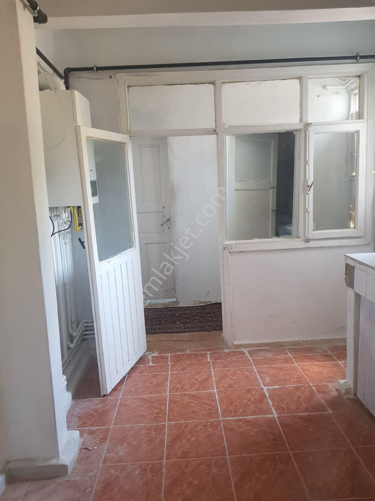 Yavuztürk Mahallesinde 1+1 Nato Yoluna Yakın Kombili 1. Katta Kiralık Daire