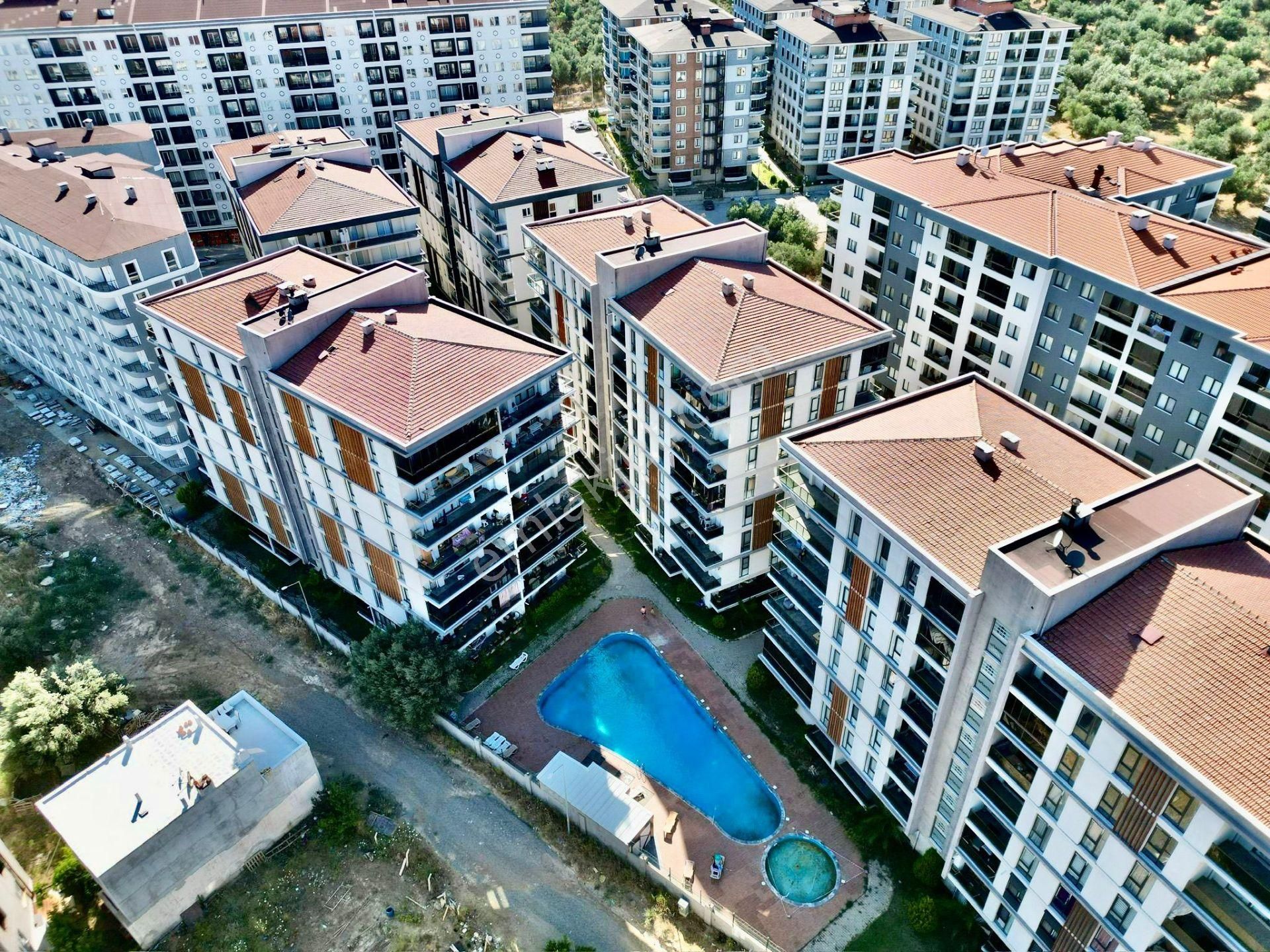 Yükselden Kadıköyde Havuzlu Site İçinde Satılk Bahçeli 1+1 Daire
