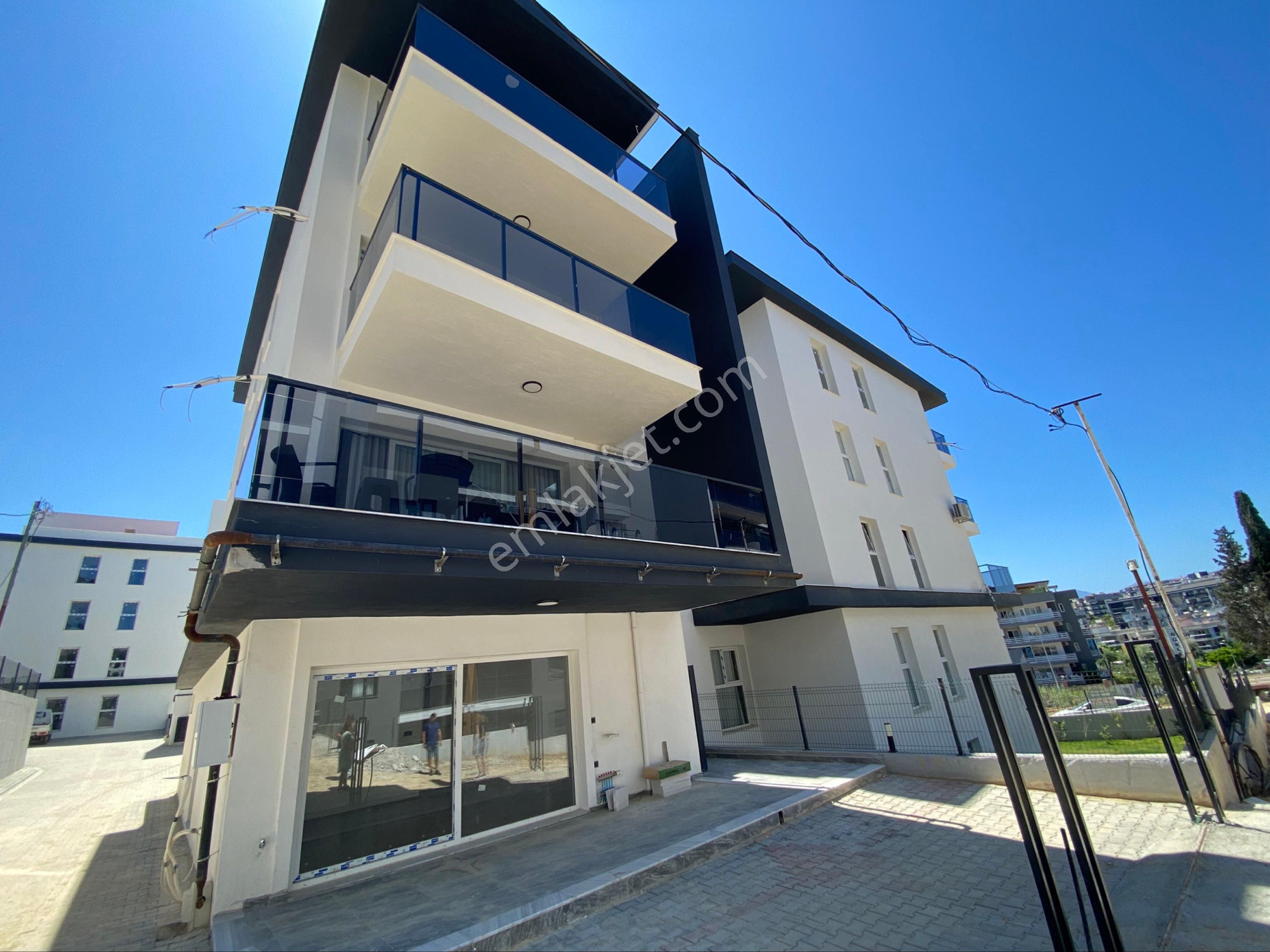 Kuşadası’nda Yeni Yapı Havuzlu Site İçerisinde Daire