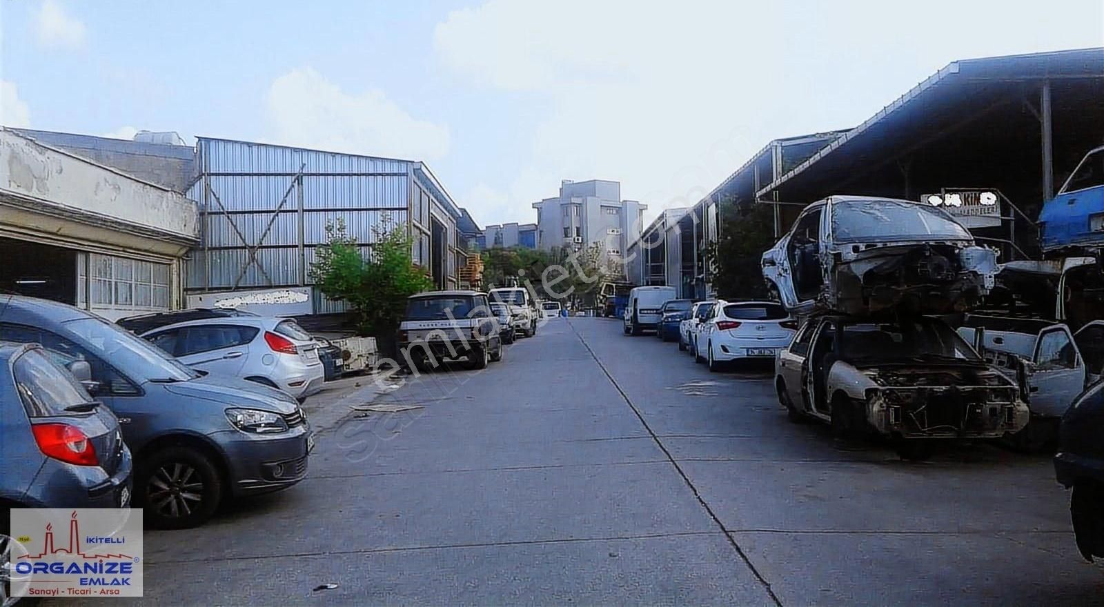Atatürk Oto Sanayi'de , Tekli , Toprağa Basar Dükkan..