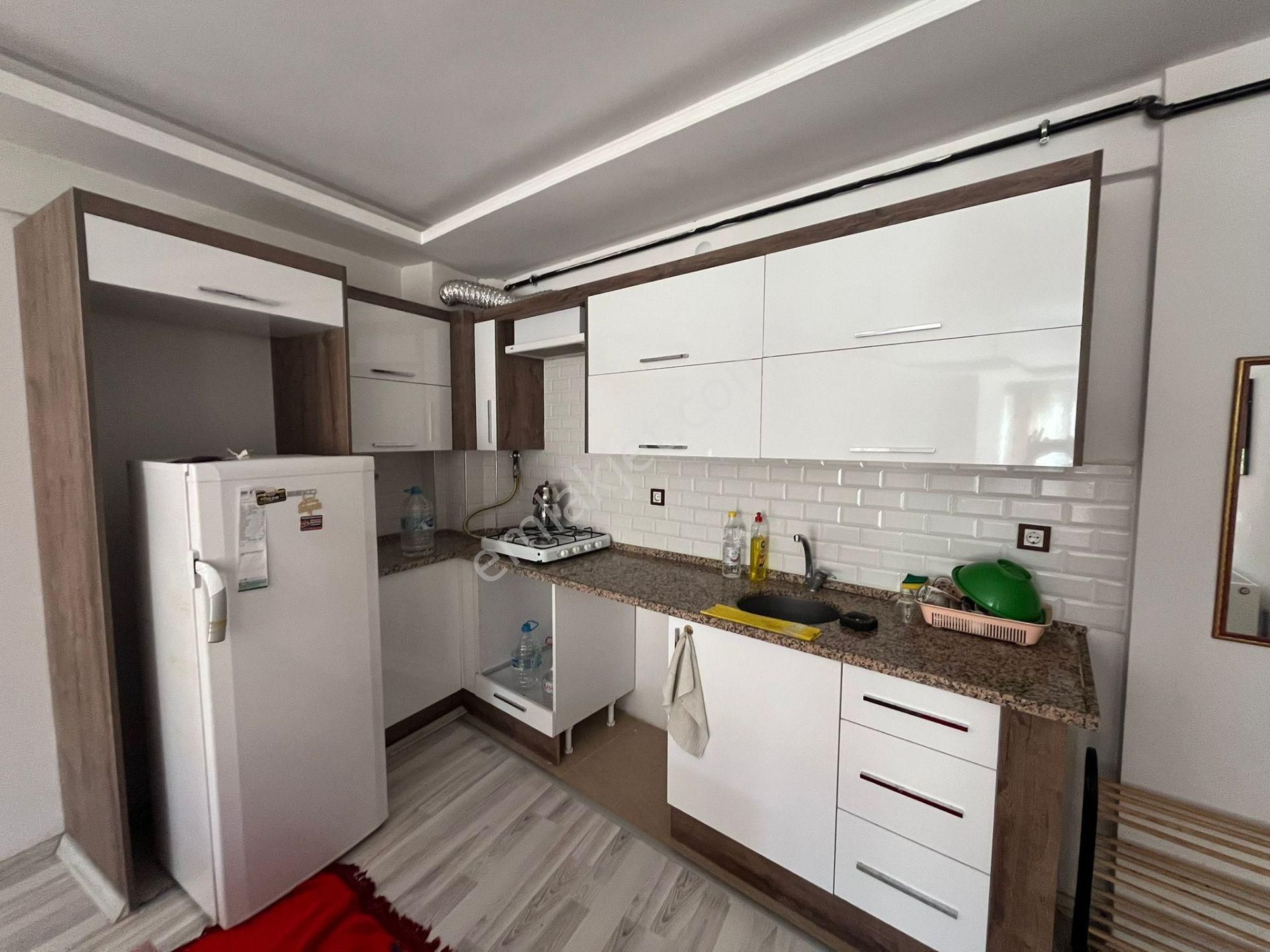 Çözüm Emlak'tan Muradiye'de 1+1 Eşyalı Ara Kat Kiralık Daire