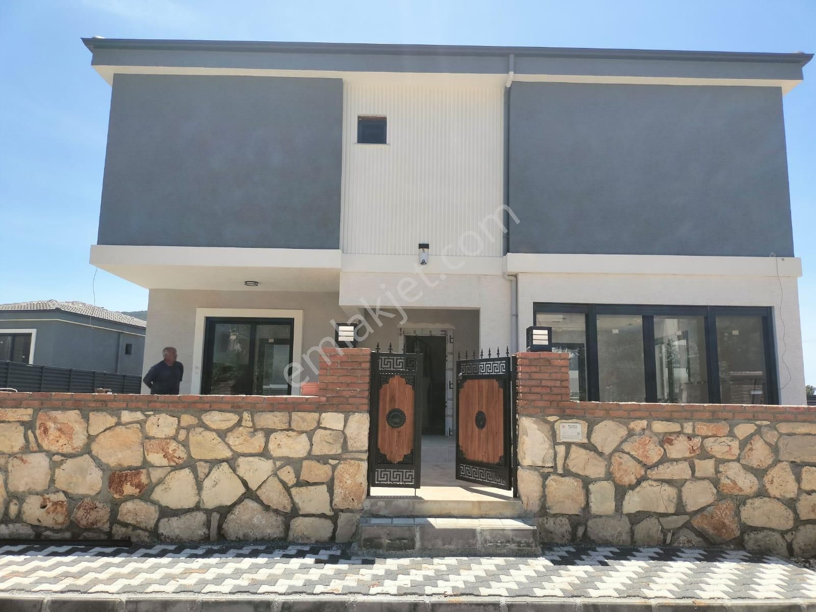 Aydın Akbük'te Denize 1200 M. Yeni Yapı Havuzlu Müstakil Villalar