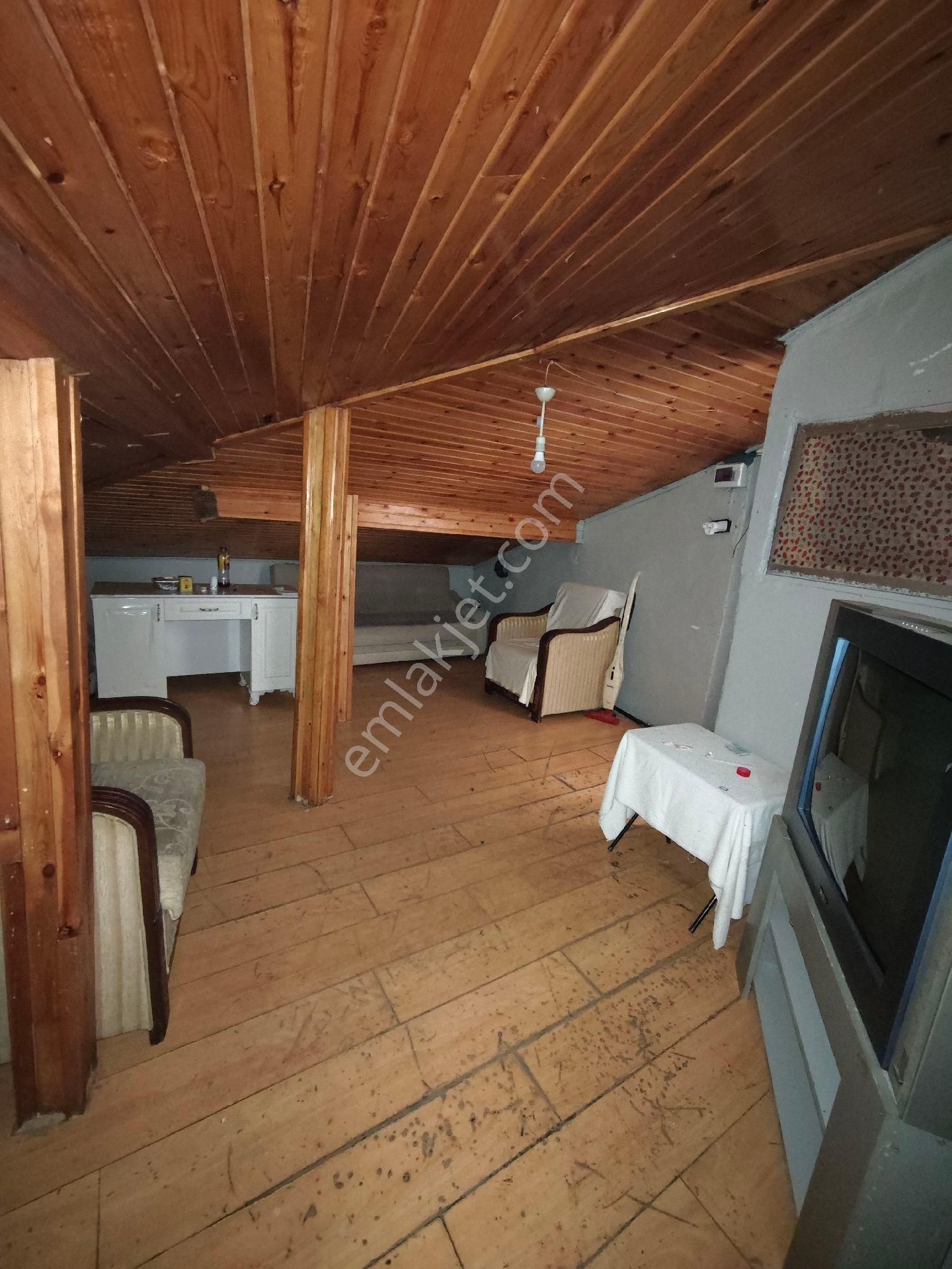 1+1 Çatı Katı Sobalı Kısmi Eşyalı Daire