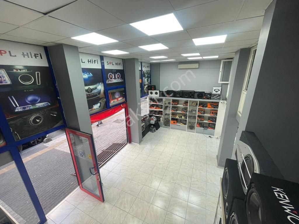 Şirinevler Karaoğlanoğlu Caddesinde 170 M2 Satılık Dükkan