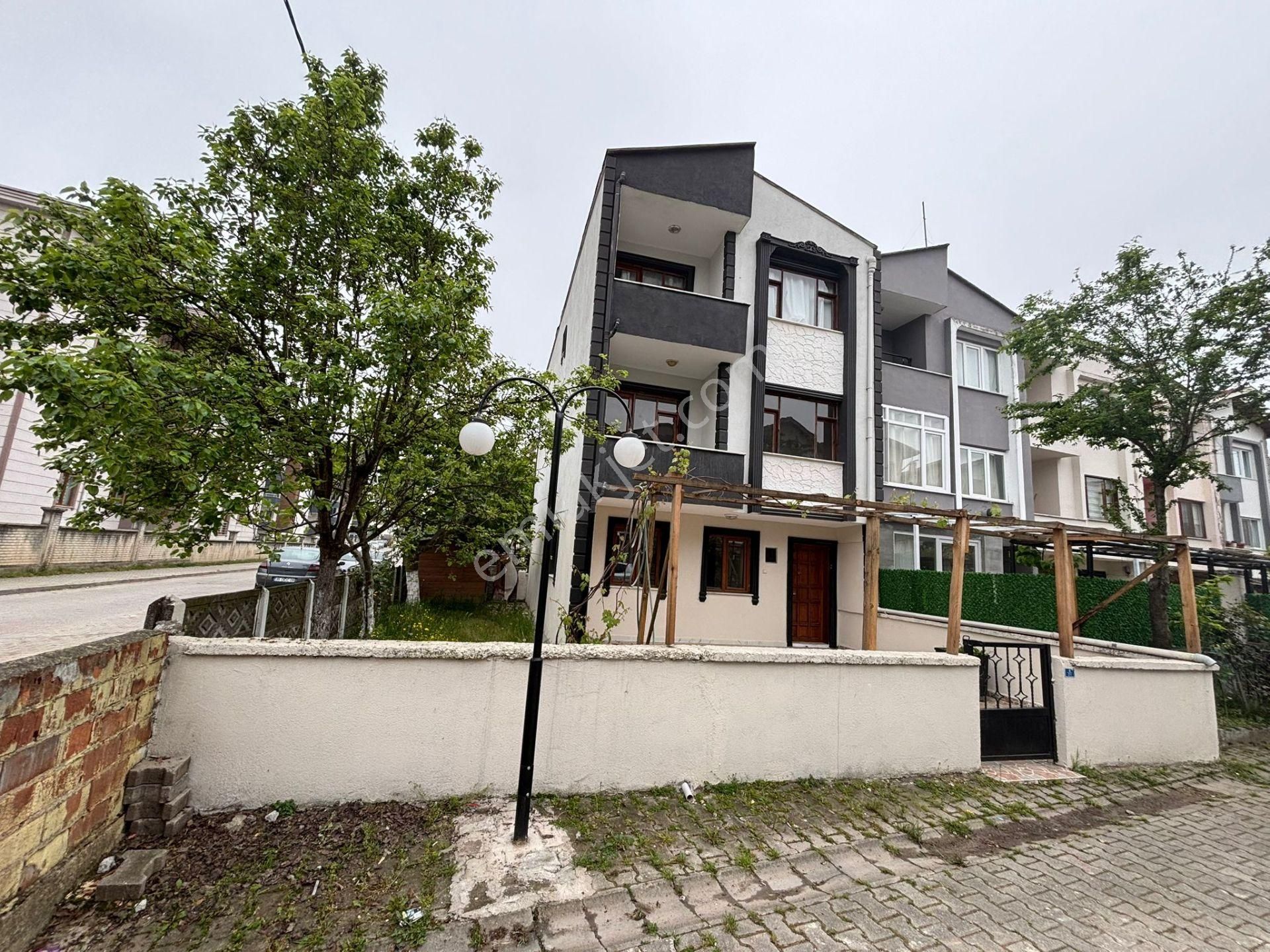 Henglobal'den Yeni Mh. Merkezi Konumda Kiralık 3+1 Bahçeli Dubleks