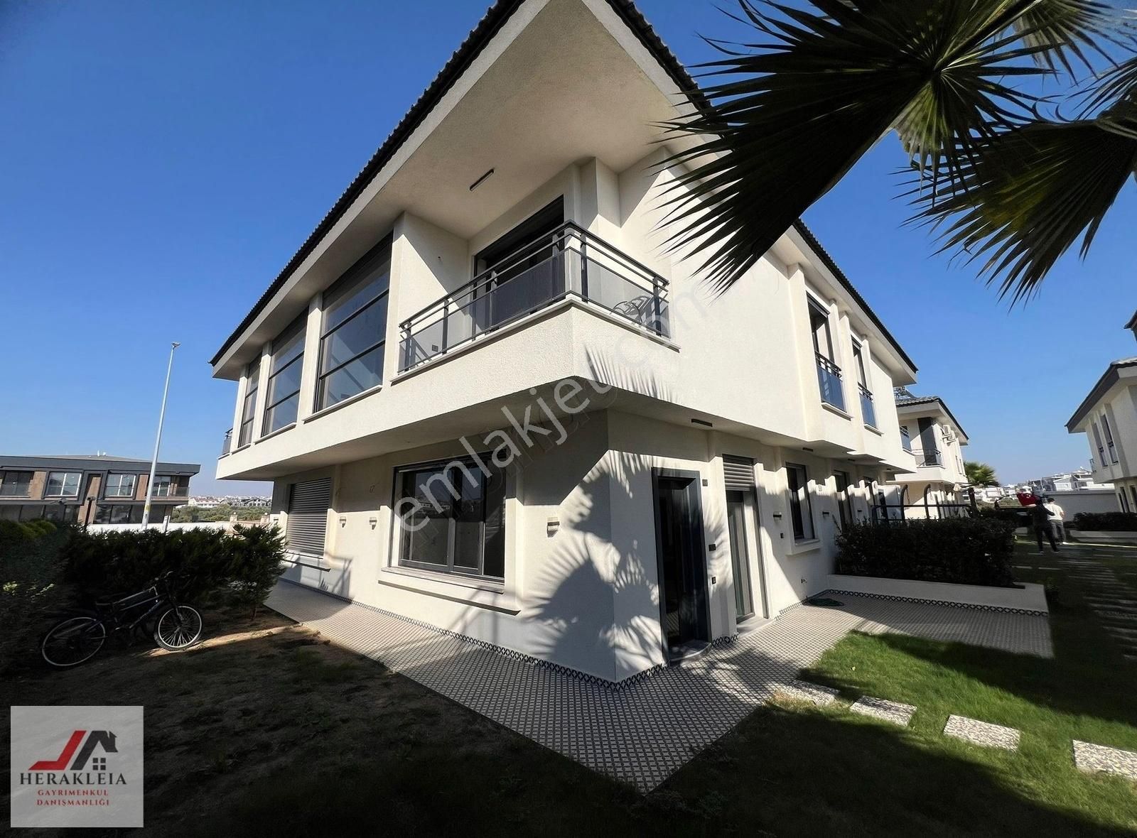 Didimde Satılık Havuzlu Site İçi Sıfır 3+1 Lüks Köşe Villa