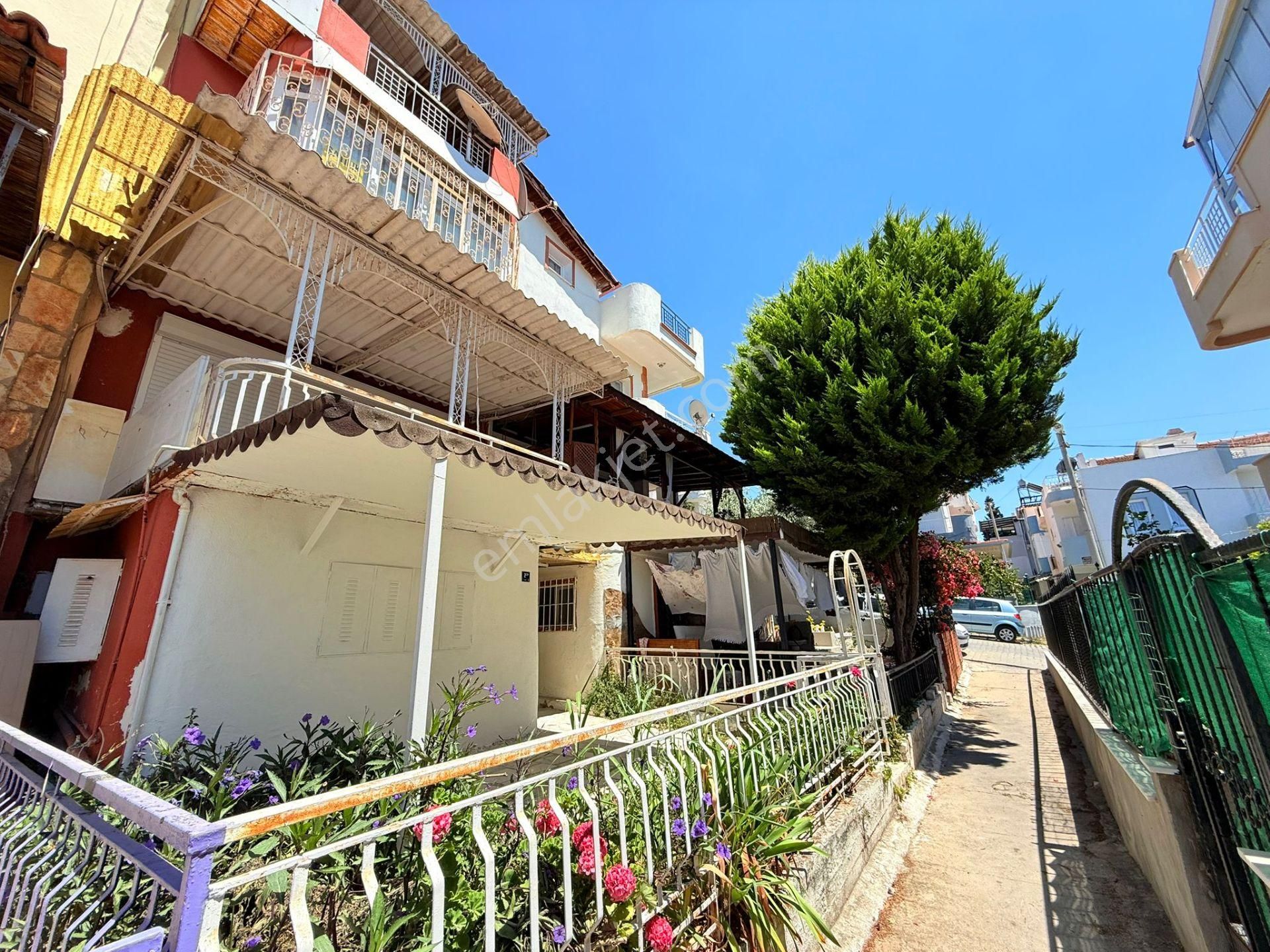 Merkezı Konumlu-sahıle Yakın-denız Manzaralı-full Eşyalı-çok Acıl Satılık 4 Katlı-fırsat Villa
