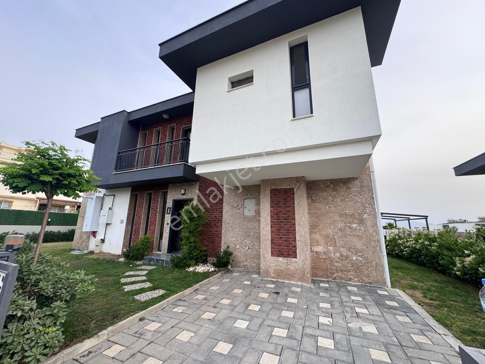 Kuşadası’nda Çok İyi Konumda Geniş Bahçeli Müstakil Villa