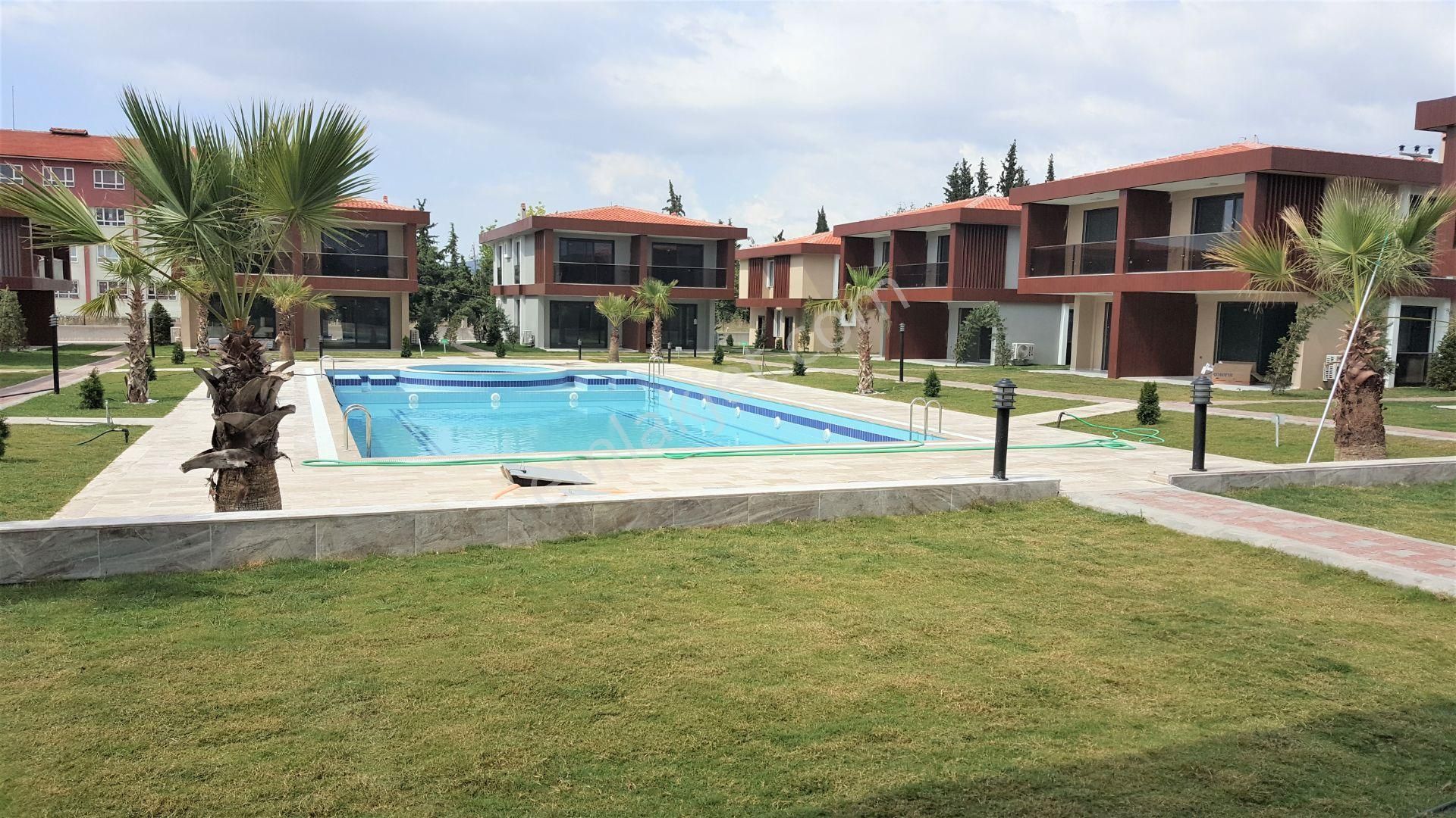 Kuşadası Karaova'da Plaja Yakın,havuzlu Sitede,ful Eşyalı, Yeni Yapı 3+1 Villa