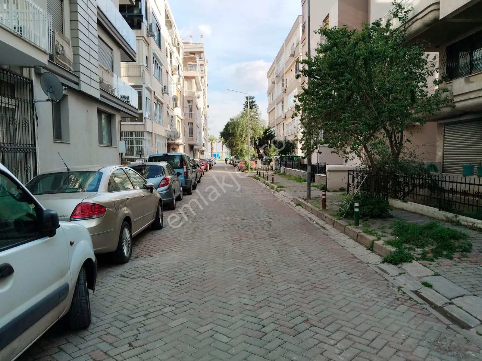 Karşıyaka Donanmacı Mahallesi Sahil Yakını Kiralık 2+1 Daire