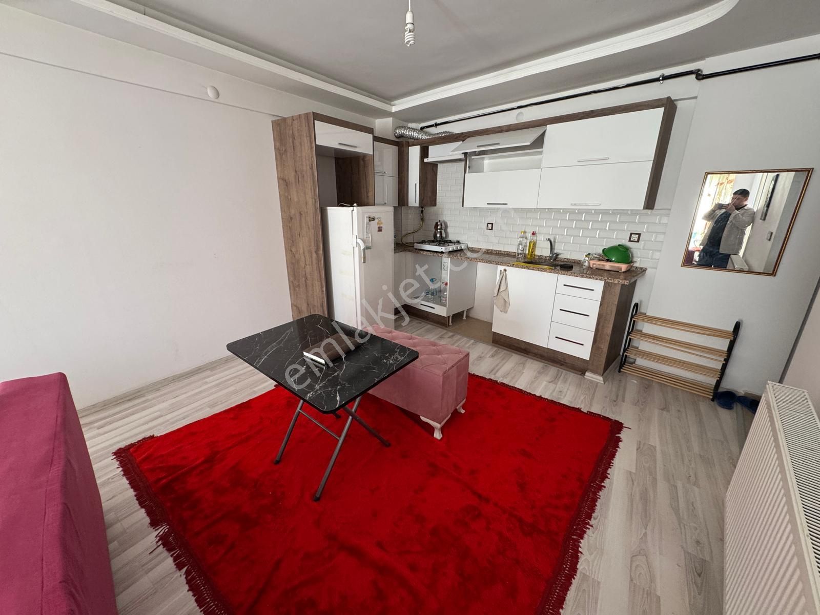 Zeki Emlak'tan Muradiye'de Ara Kat Eşyalı Kiralık 1+1 Daire