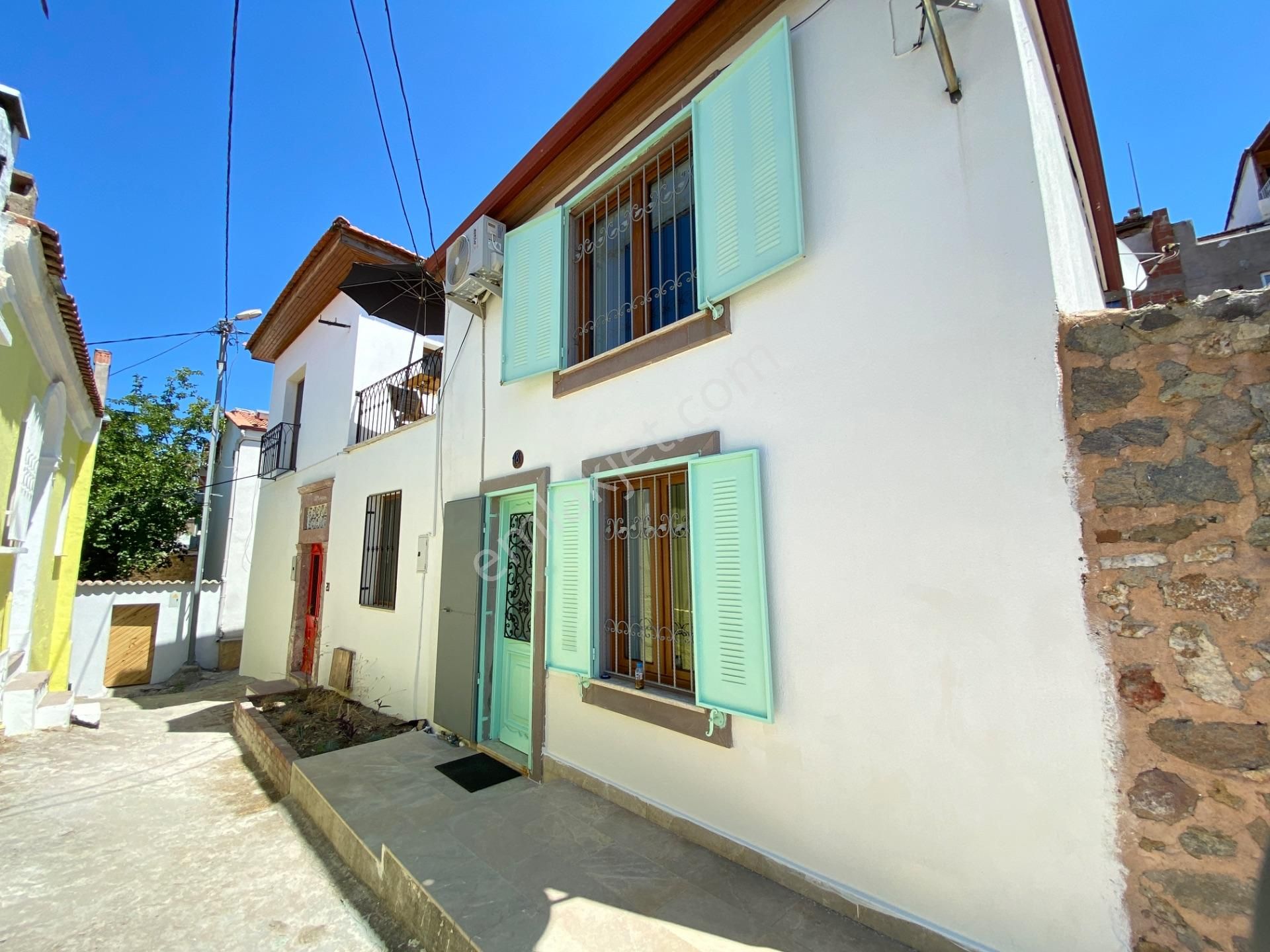 Ayvalık’ta Kısmi Deniz Manzaralı Satılık 1+1 Taş Ev