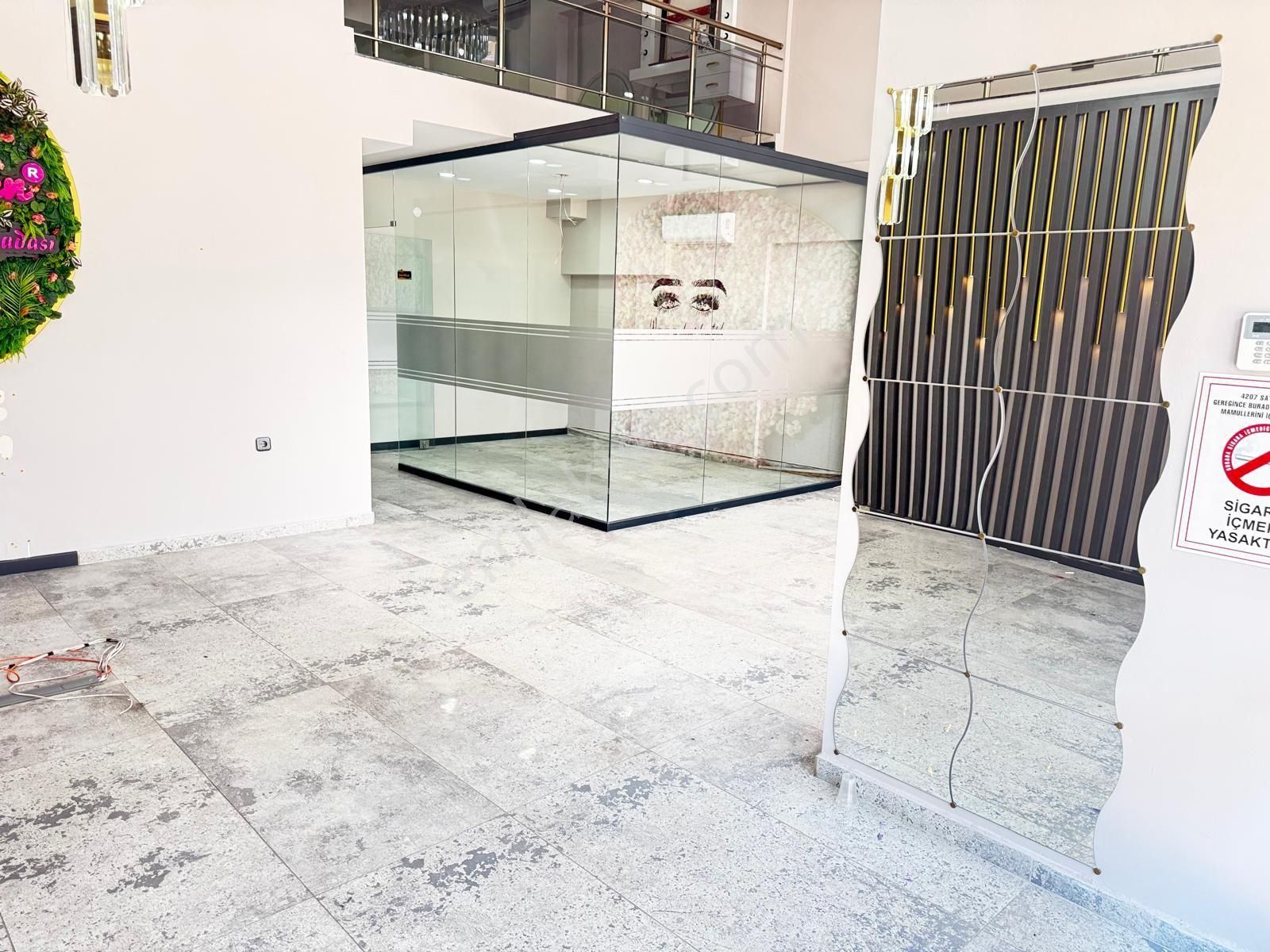 Kuşadası Merkezde 3 Katlı(400m2) Kiralık İşyeri Dükkan