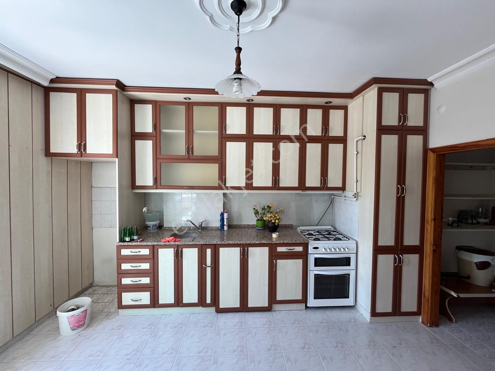 Kale Mahallesi Mutlu Caddesi Üzerinde Satılık 2.kat Bakımlı 3+1 Daire