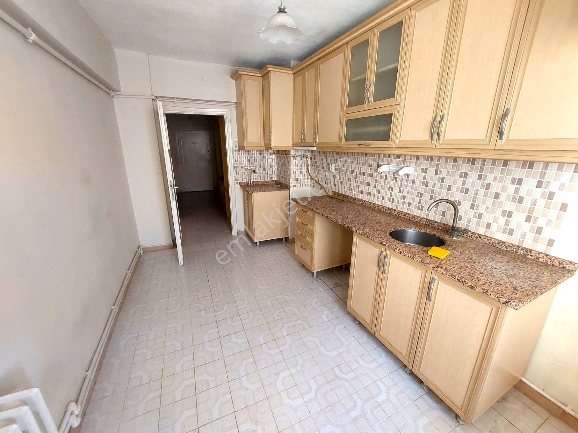 Recep Ümit'ten Ömerağa Mahallesi Turgut Reis Caddesi Yanında Kiralık 2+1 Daire
